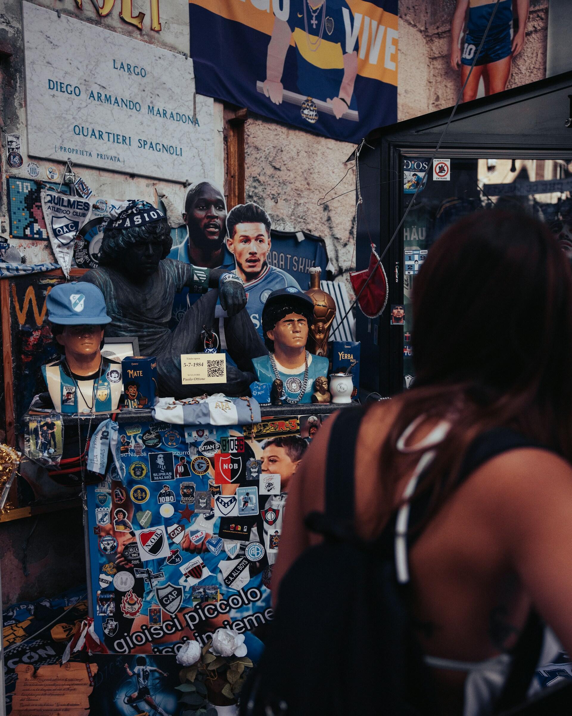 Nápoles, Italia: Santuario callejero con imágenes de Maradona y calcomanías de clubes de fútbol. Fuente: Chalo Gallardo.
