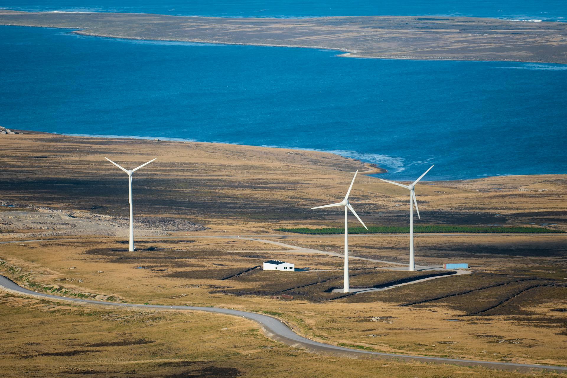 Stanley, Islas Malvinas. Vista de la geografía del archipiélago con molinos de viento, representando la actualidad del territorio. Foto por Klajdi Cena.