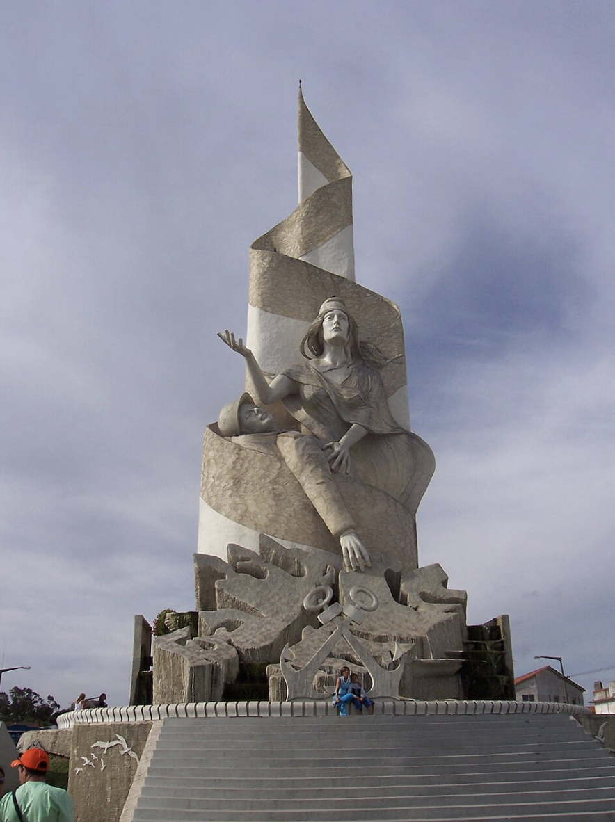 Mar del Plata, Argentina. Monumento a los Caídos en Malvinas, una escultura que honra la memoria de los soldados. Fuente: Wikimedia Commons.