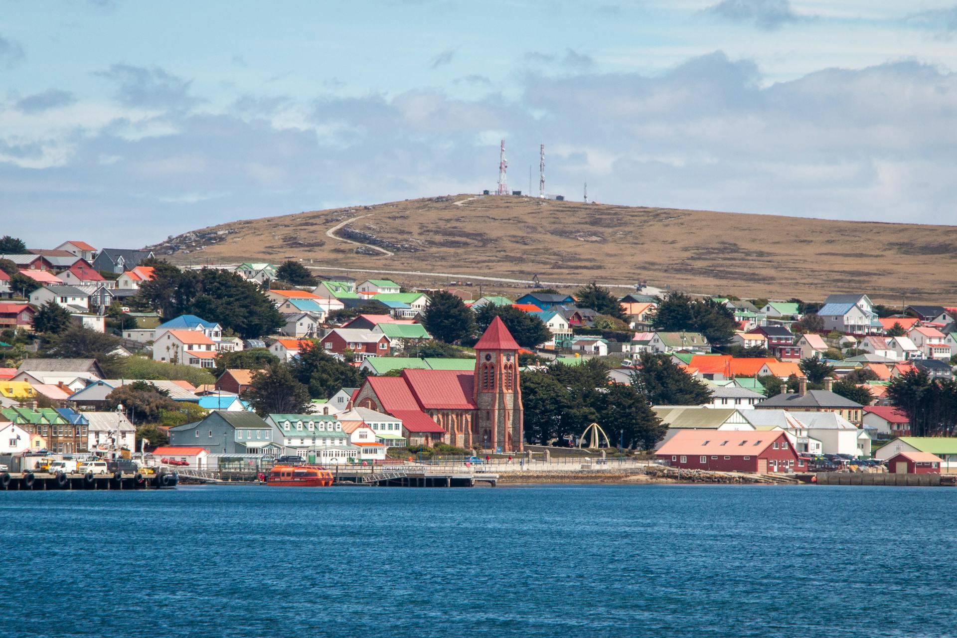 Vista panorámica de Stanley, Islas Malvinas. La imagen muestra el puerto y las coloridas casas de la capital, con la Christ Church Cathedral en el centro. Fotografía de ArcticDesire.com Polarreisen.