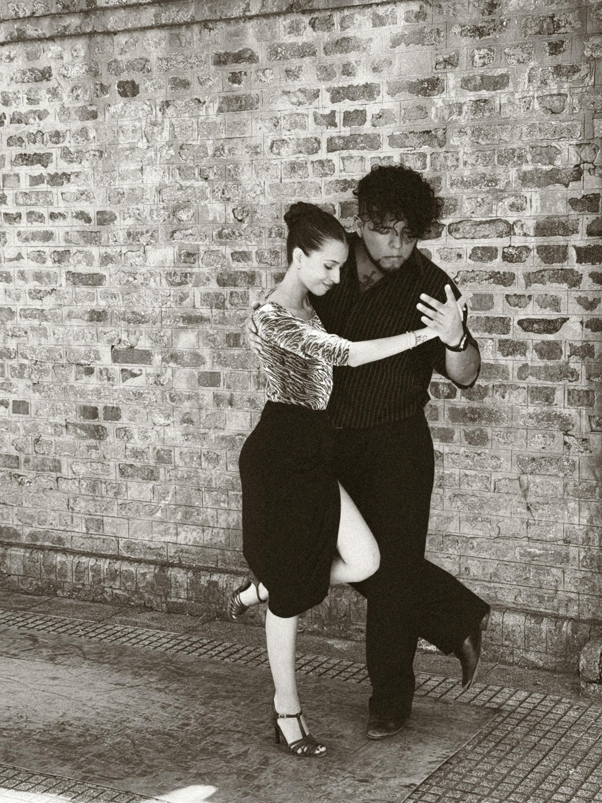 Foto en blanco y negro de una pareja bailando.