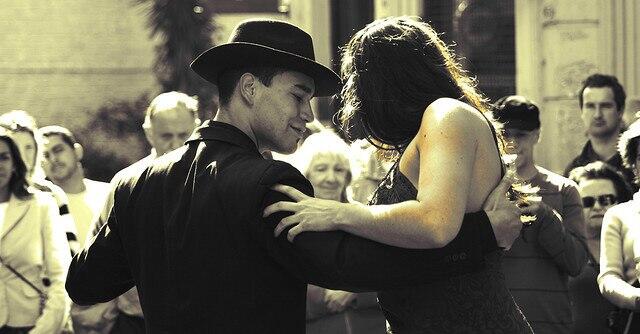 Pareja bailando tango.
