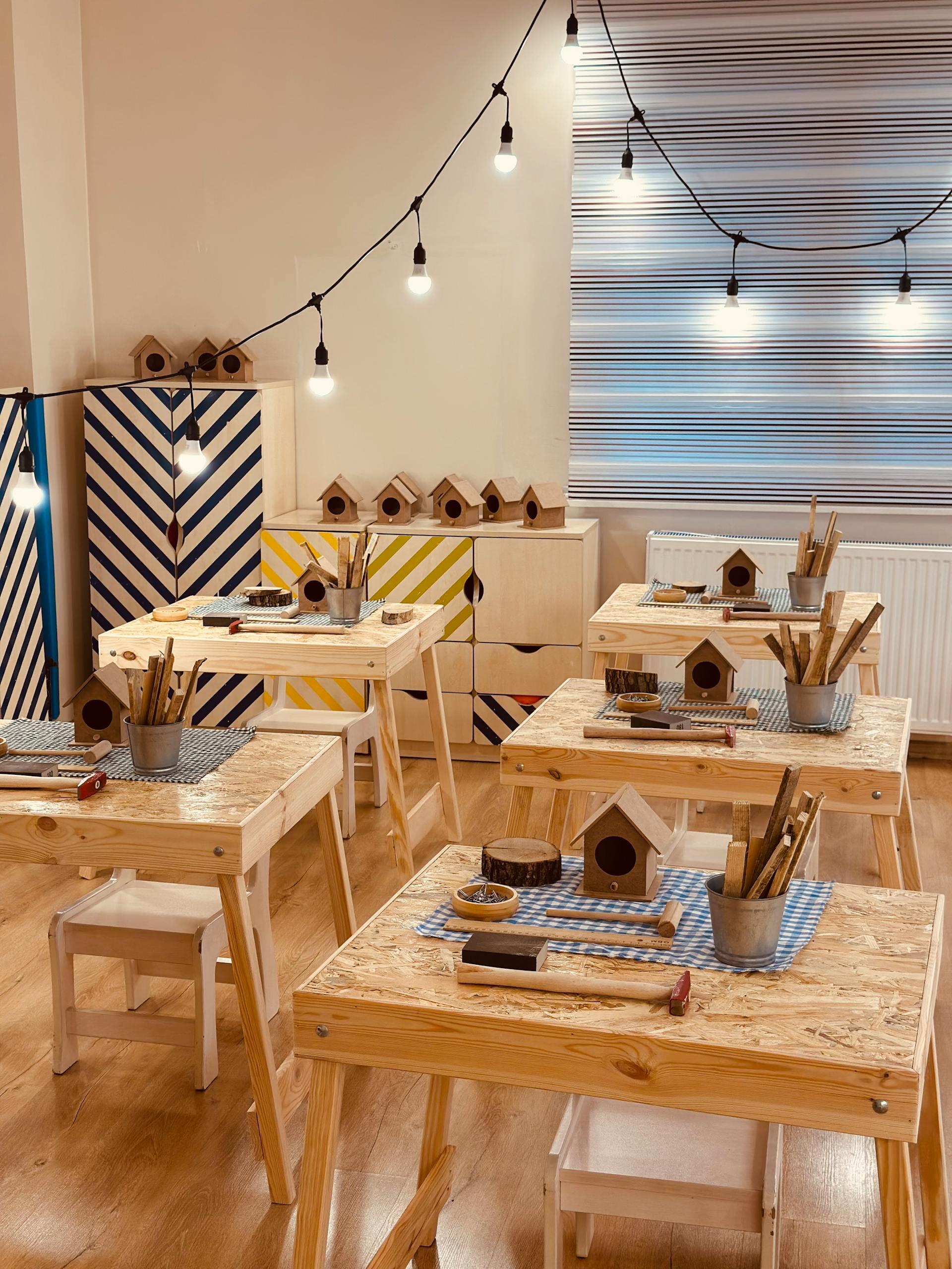 Aula con bancos y sillas de madera.