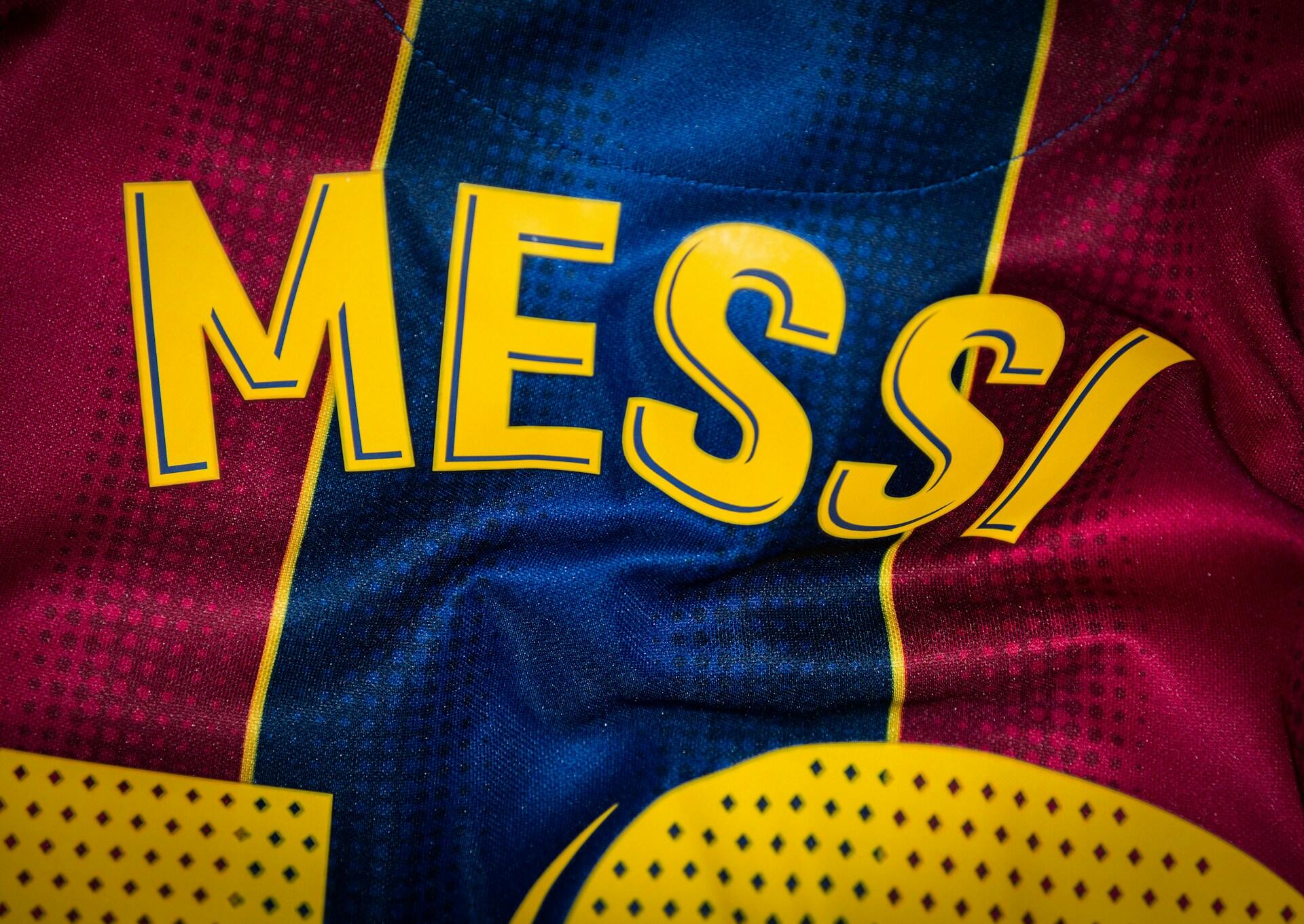 Primer plano de la camiseta del FC Barcelona con el nombre 