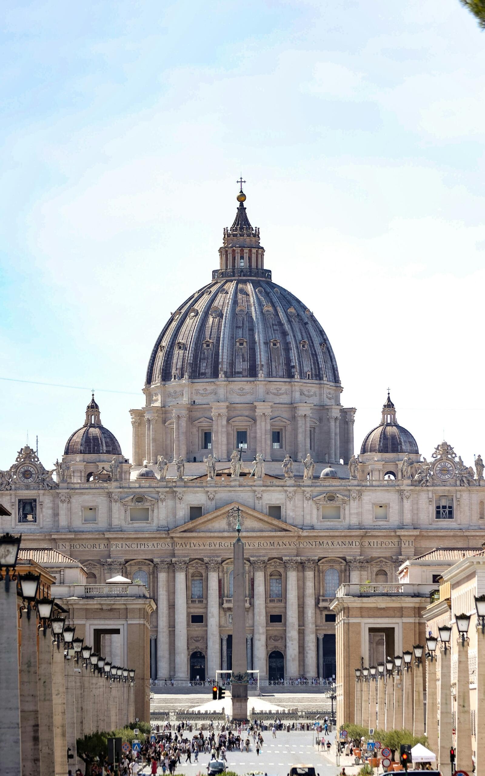 Catedral grande con cúpula gris.