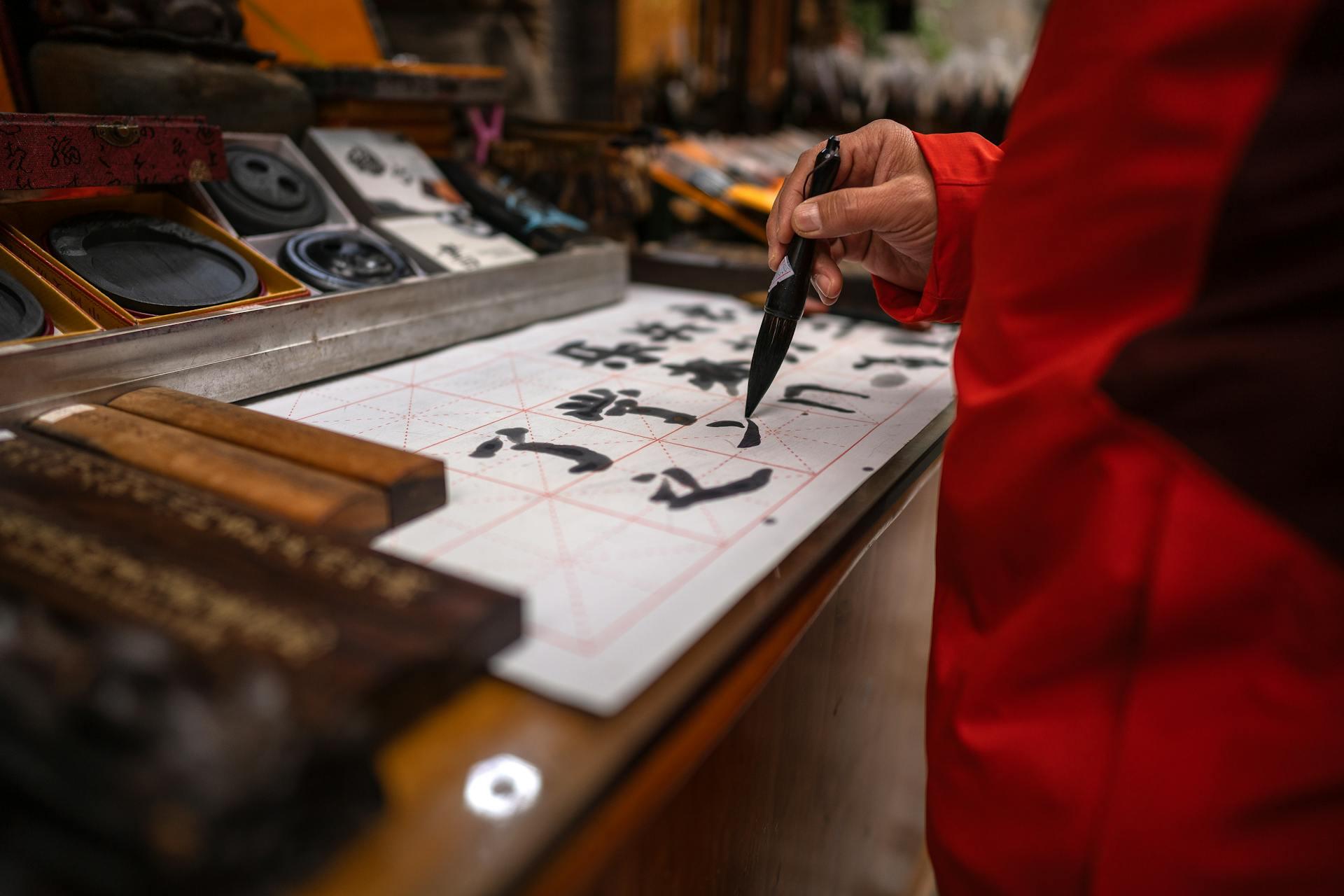 Práctica de caligrafía tradicional china en un taller en China, fotografía de Vincent Tan para Pexels