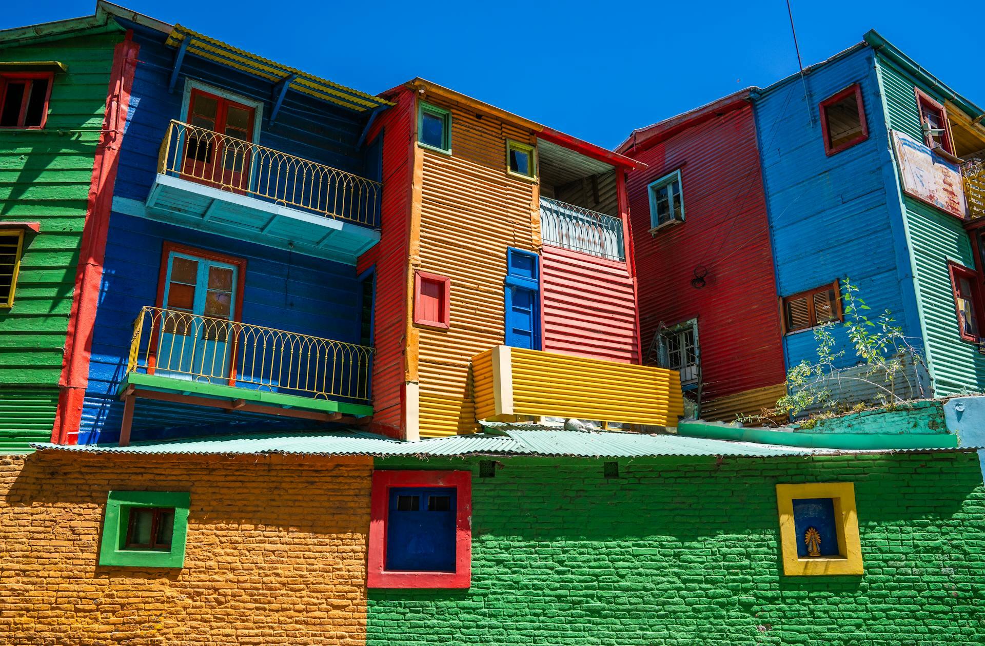 Casas coloridas de chapa, madera y ladrillo.