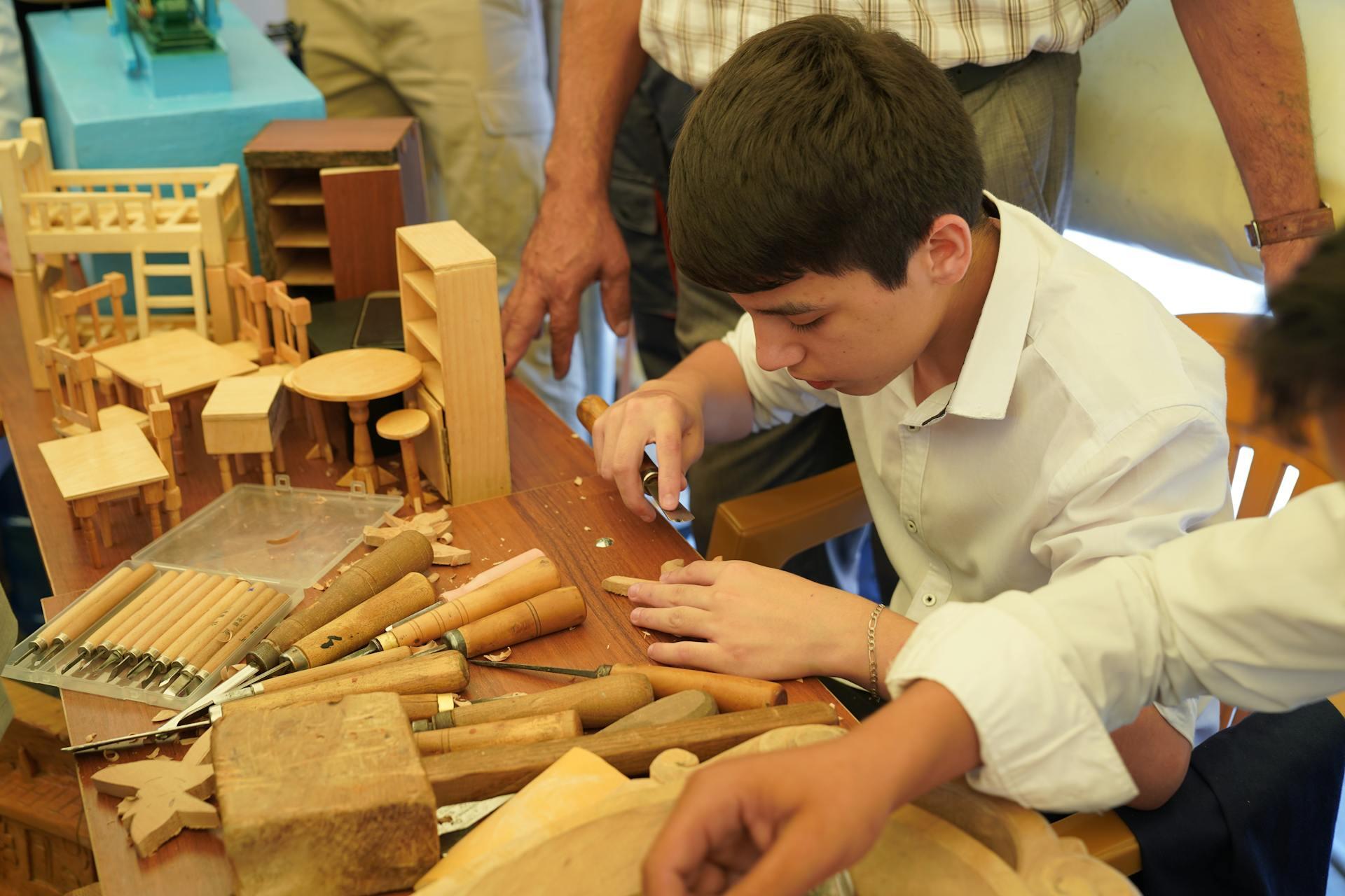 Niño trabajando en carpintería.
