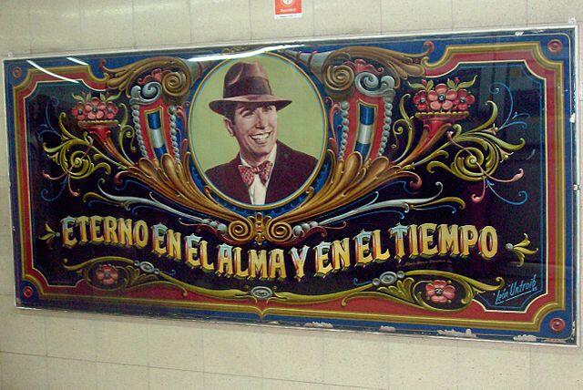 Cartel de colores con dibujo de un hombre con sombrero en el centro.