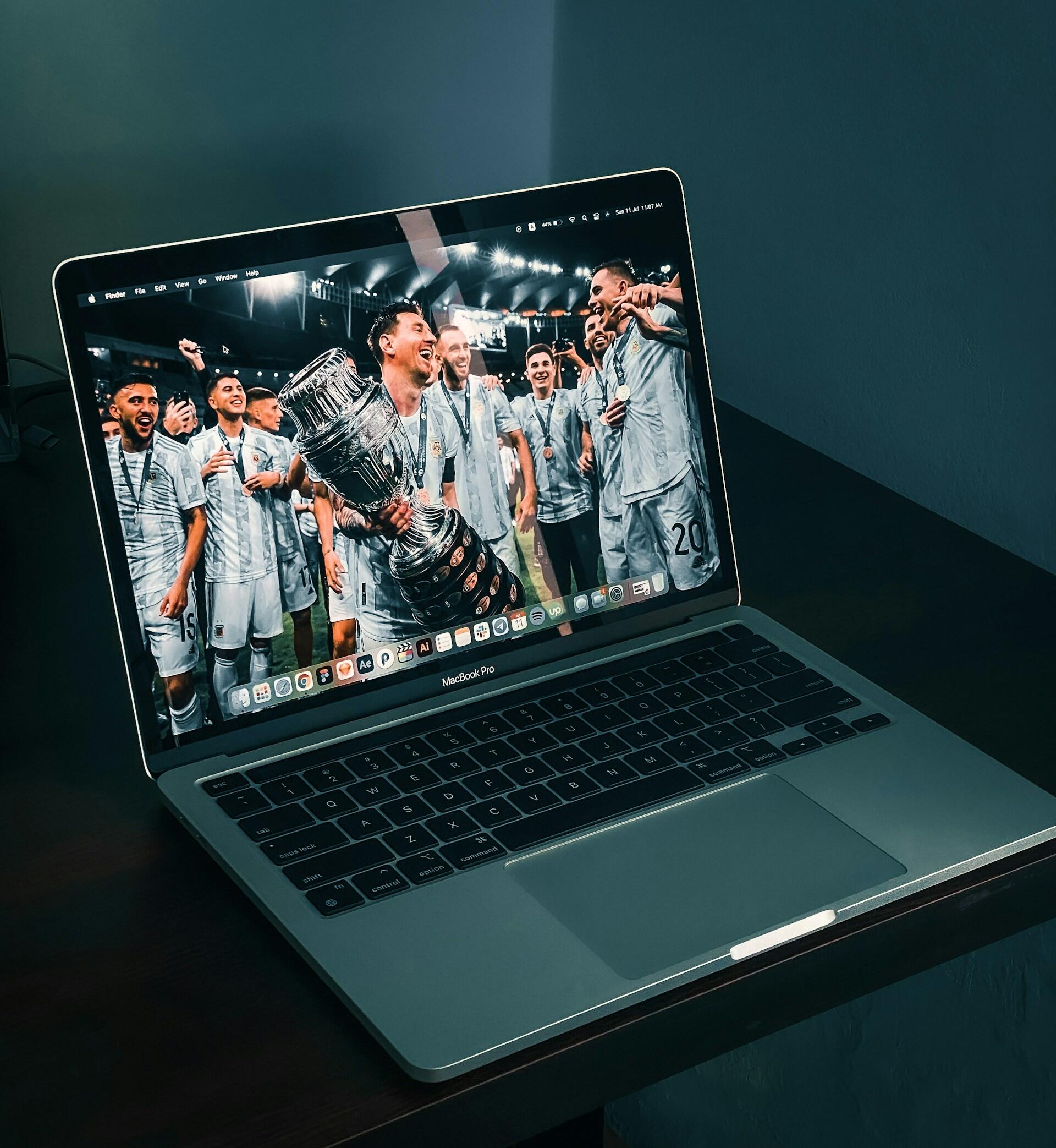Laptop en un escritorio mostrando la foto de Lionel Messi y la Selección Argentina celebrando el título de la Copa América. Fotografía por Zesan H.