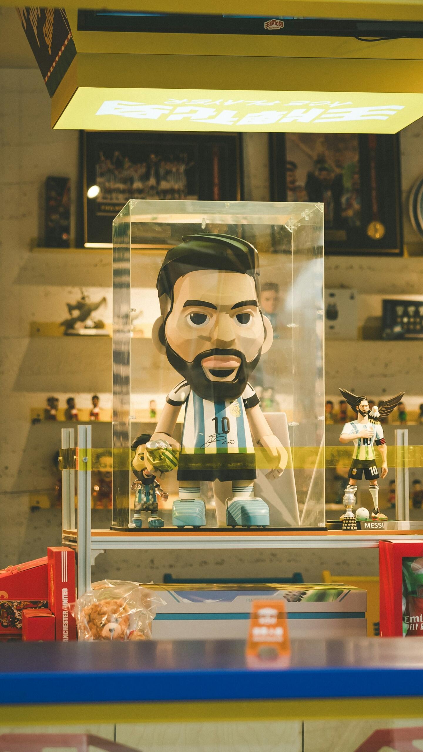 Tienda de coleccionables: una figura caricaturizada de Lionel Messi con la camiseta de Argentina dentro de una vitrina de exhibición. Fuente: Archivo.