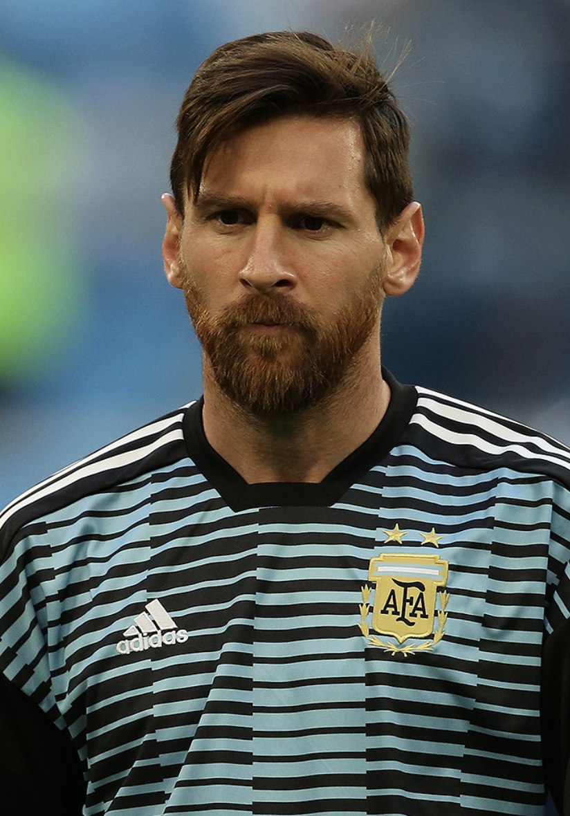 En Wikimedia Commons, un primer plano del rostro de Lionel Messi vistiendo la camiseta alternativa de la Selección Argentina. Fuente: Wikimedia Commons.
