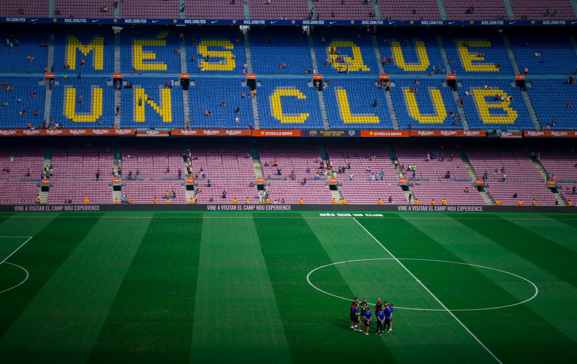 Vista panorámica del estadio Camp Nou en Barcelona, con el lema 'Més que un club' formado por los asientos de las gradas. Foto de Michael Lee.