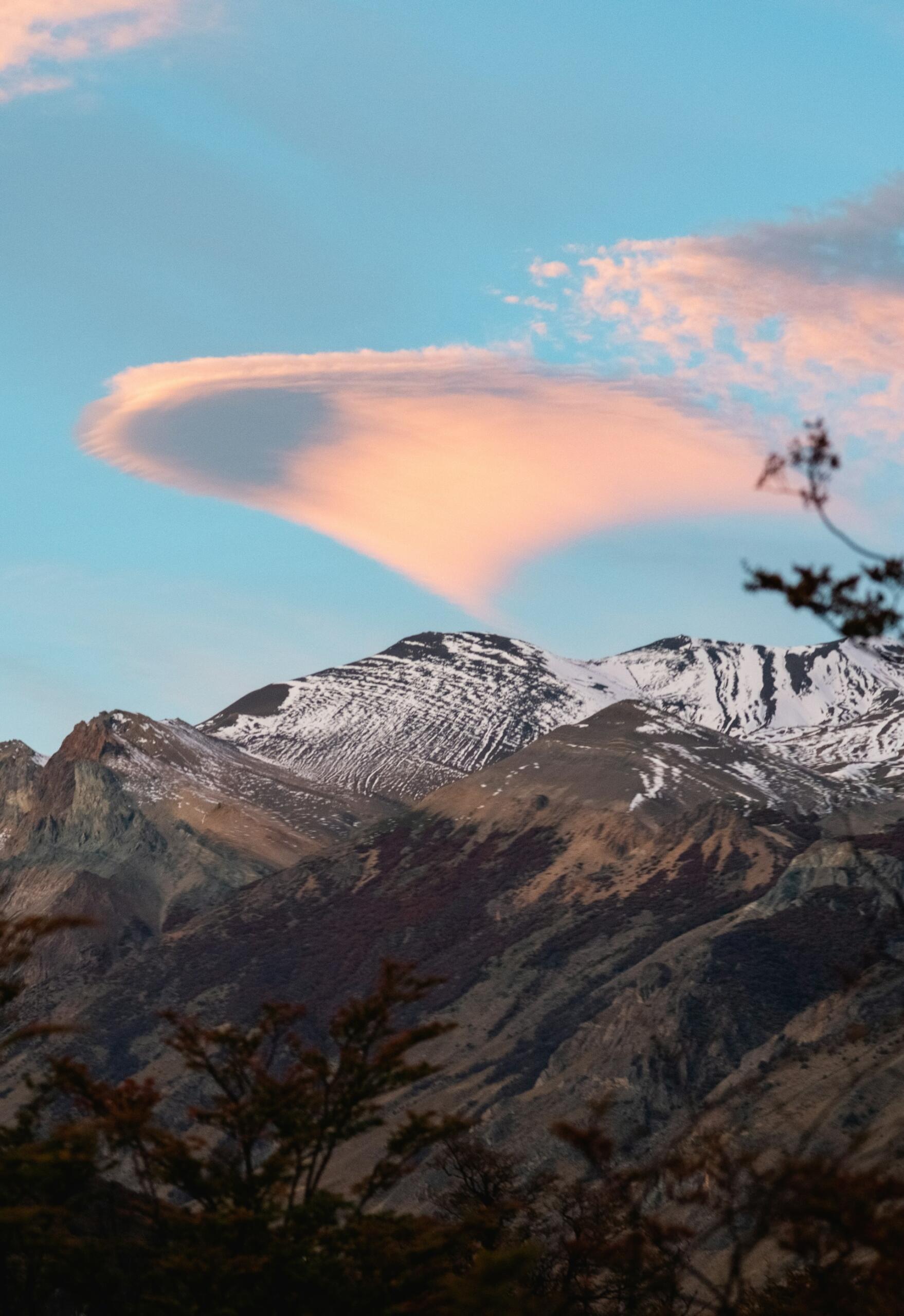 Paisaje de la Patagonia chilena con una montaña nevada y una nube lenticular rosada, representando la región de Magallanes, epicentro del hidrógeno verde. Fotografía de José Ignacio Pompé.