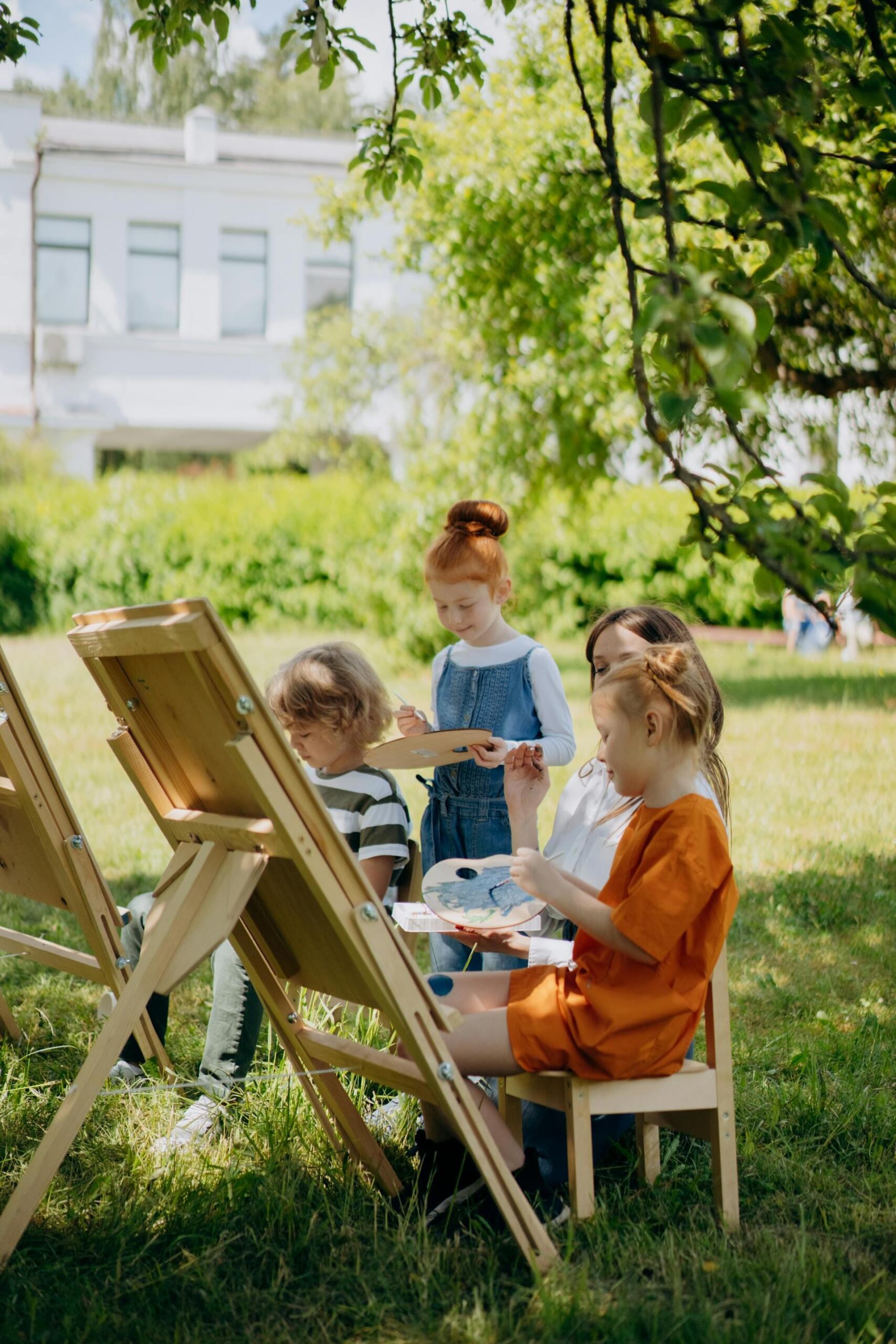 Niños pintando al aire libre.
