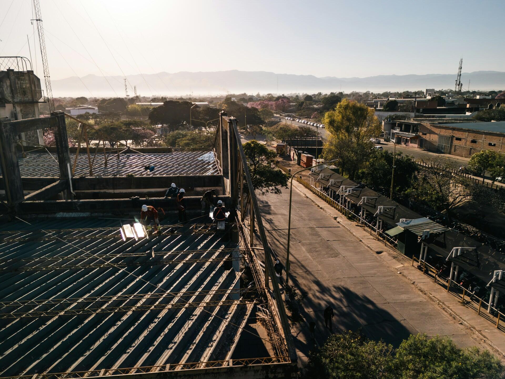 Vista aérea de trabajadores en una construcción en San Pedro de Jujuy, Argentina, representando el desarrollo industrial asociado a nuevos proyectos energéticos. Fotografía de Facundo Luca.