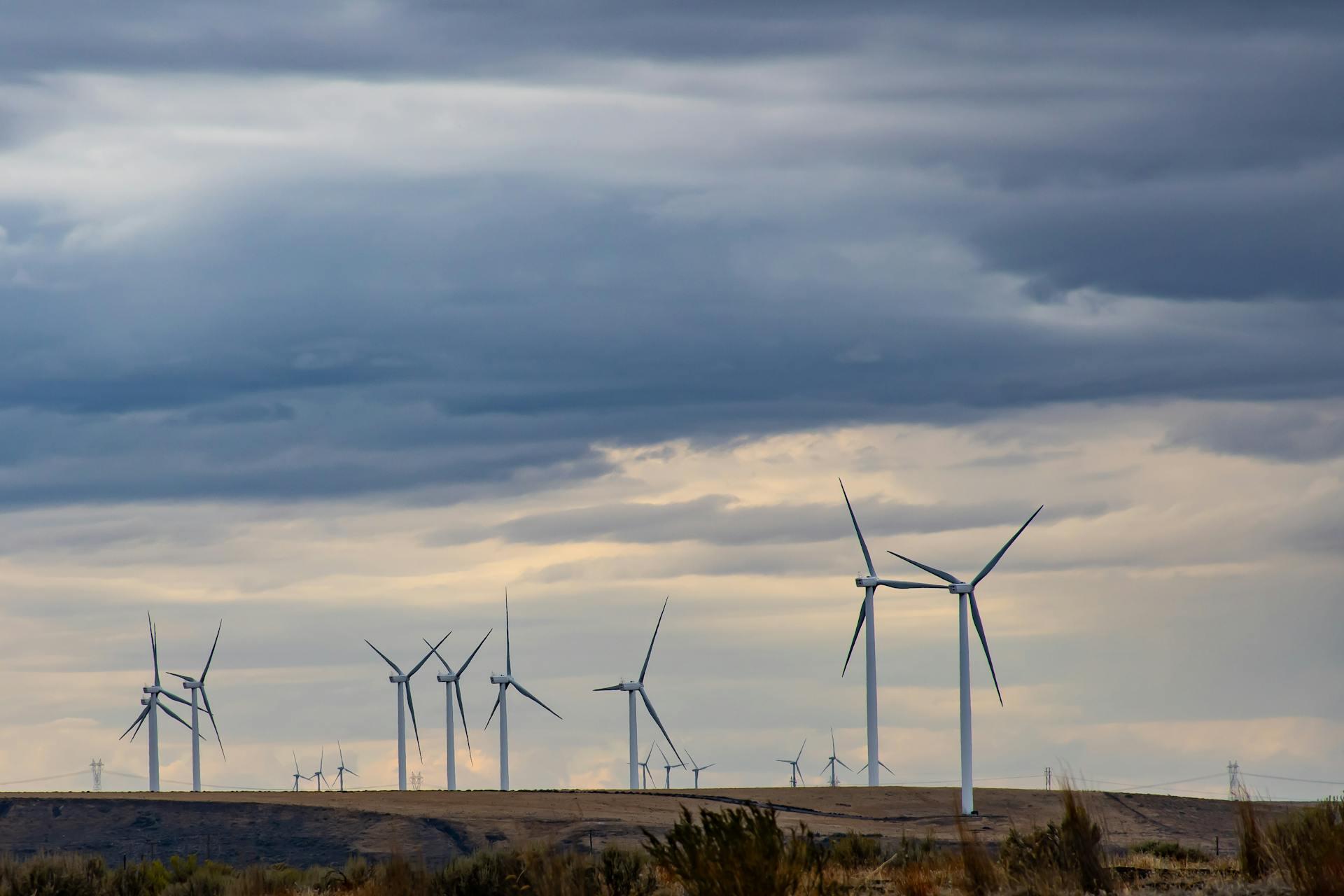 Campo con molinos de viento generando energía eólica renovable, una de las fuentes para la producción de hidrógeno verde. Imagen de Brett Sayles en Pexels.