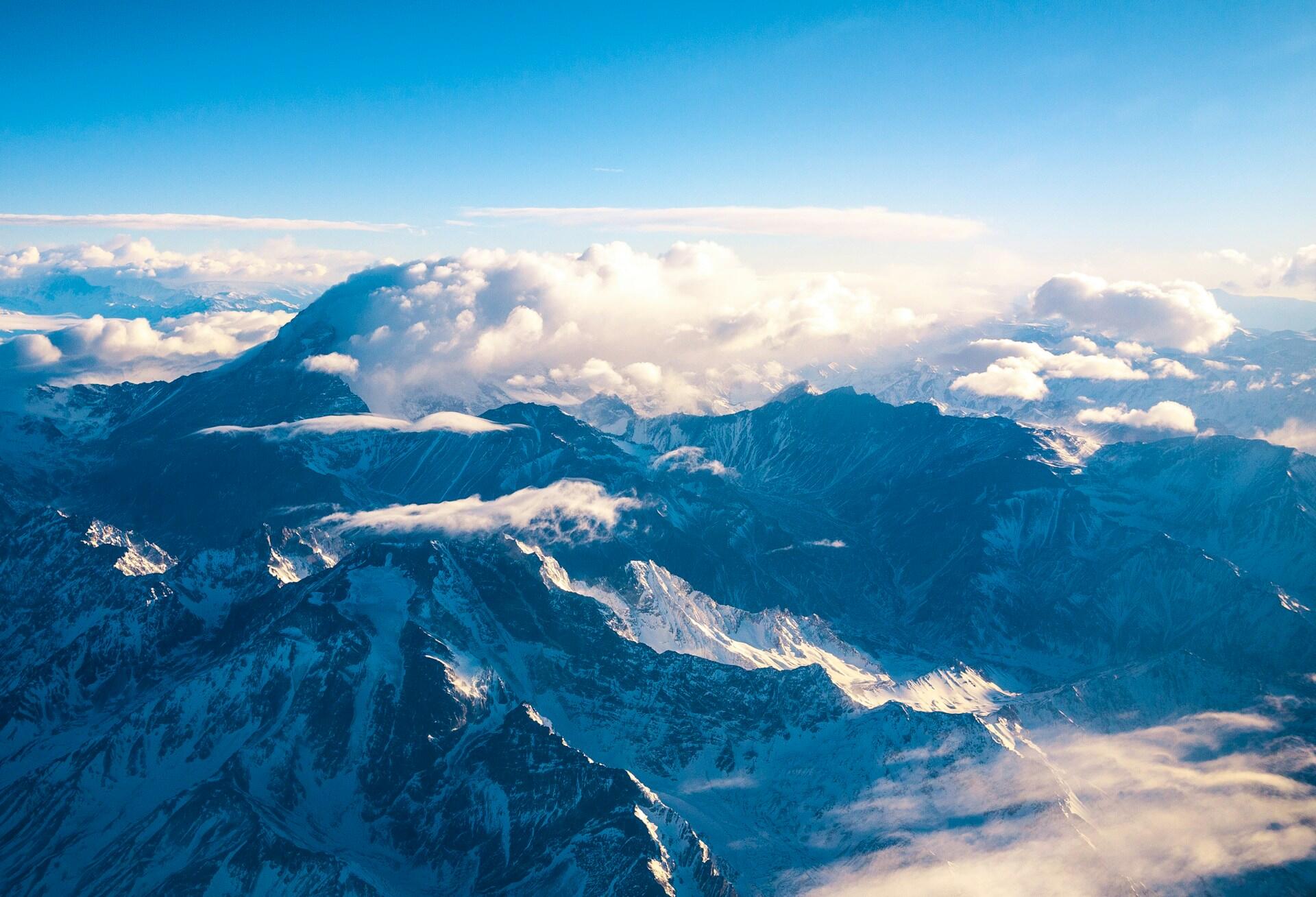 Vista aérea de los picos nevados del Aconcagua, Argentina, que representa el hostil terreno del cruce de los Andes, foto de Nicolas Prieto.