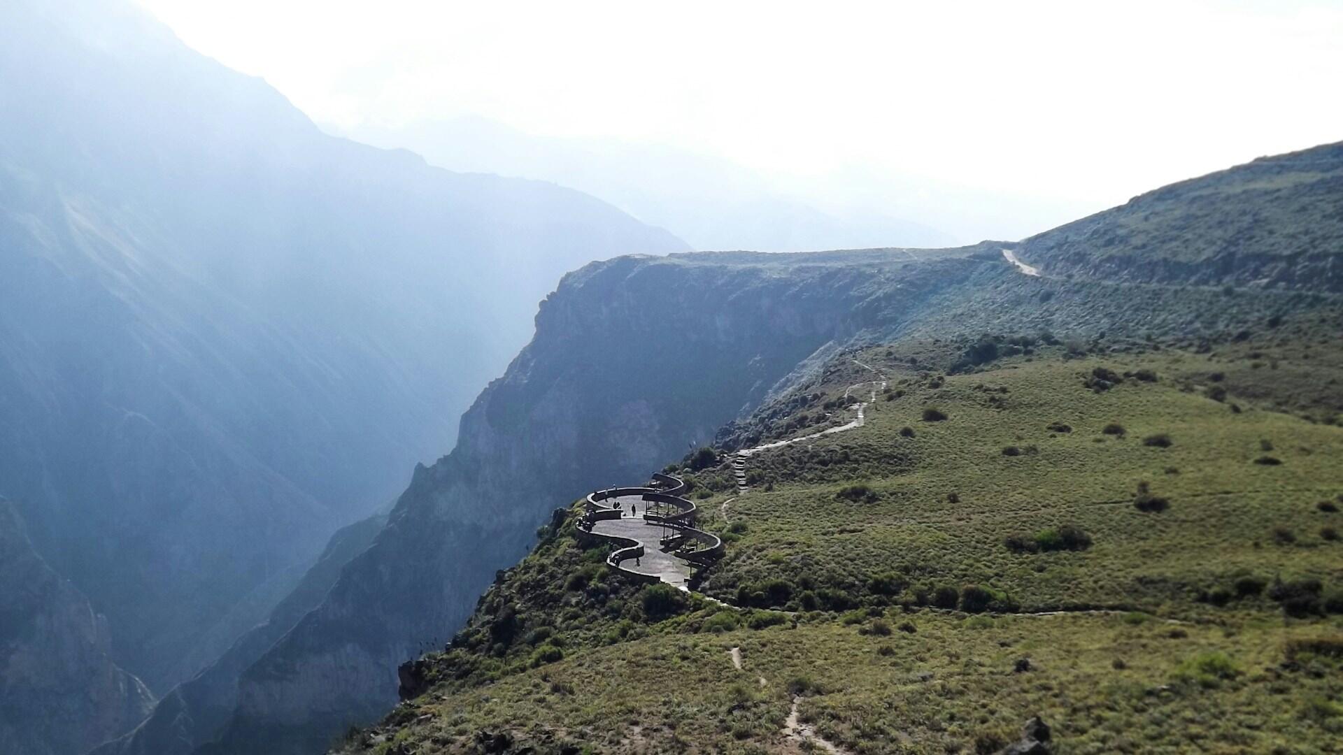 Vista de un profundo abismo montañoso y un mirador serpenteante en el Cañón del Colca, Chivay, Perú. Fotografía de Willian Reis.