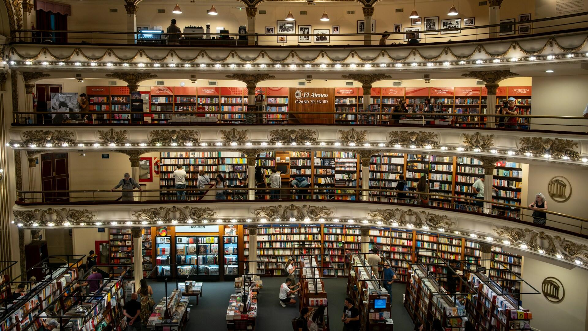 nterior de la librería El Ateneo Grand Splendid en Buenos Aires, con sus balcones repletos de libros. Foto de Mayur Arvind.
