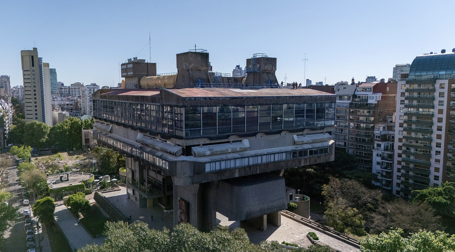 Vista aérea de la Biblioteca Nacional de Argentina en Buenos Aires, edificio brutalista diseñado por Clorindo Testa Fuente: Dominio público