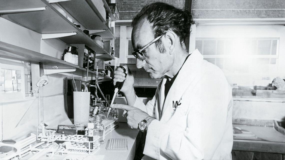 Hombre con delantal trabajando en el laboratorio.