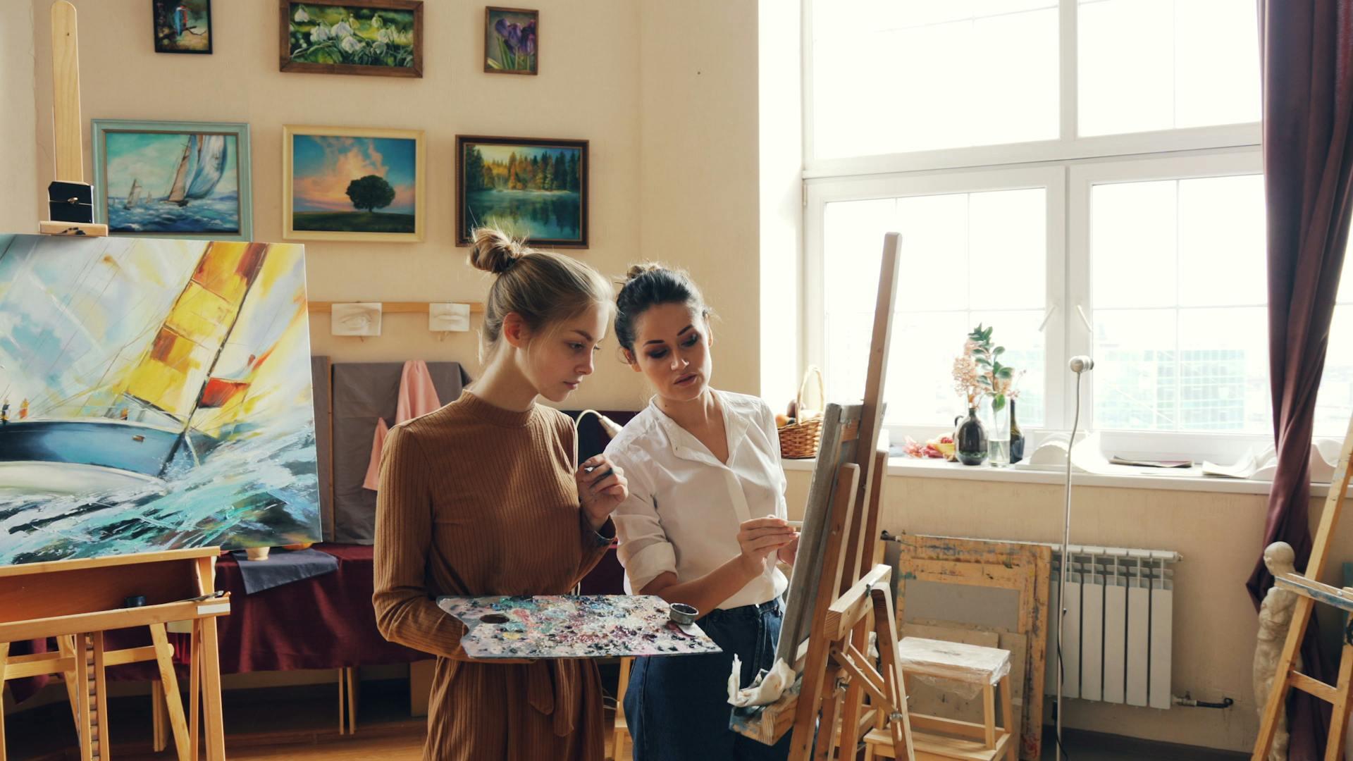 Dos mujeres paradas frente al atril.