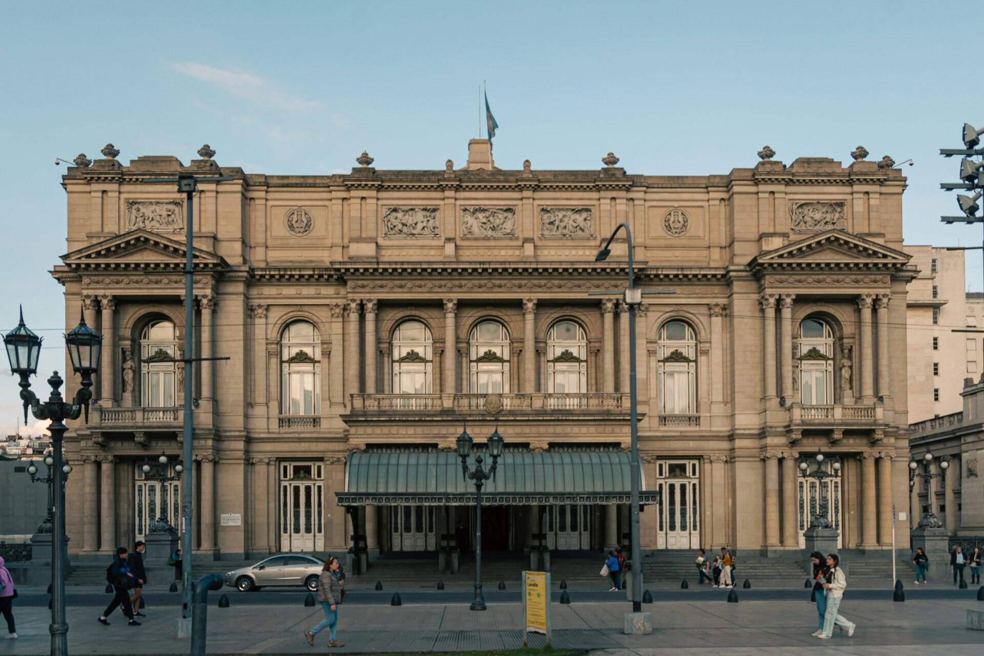 Fachada del Teatro Colón en Buenos Aires, icónico edificio del centro porteño. Foto de Mauro Tchorbadjian.