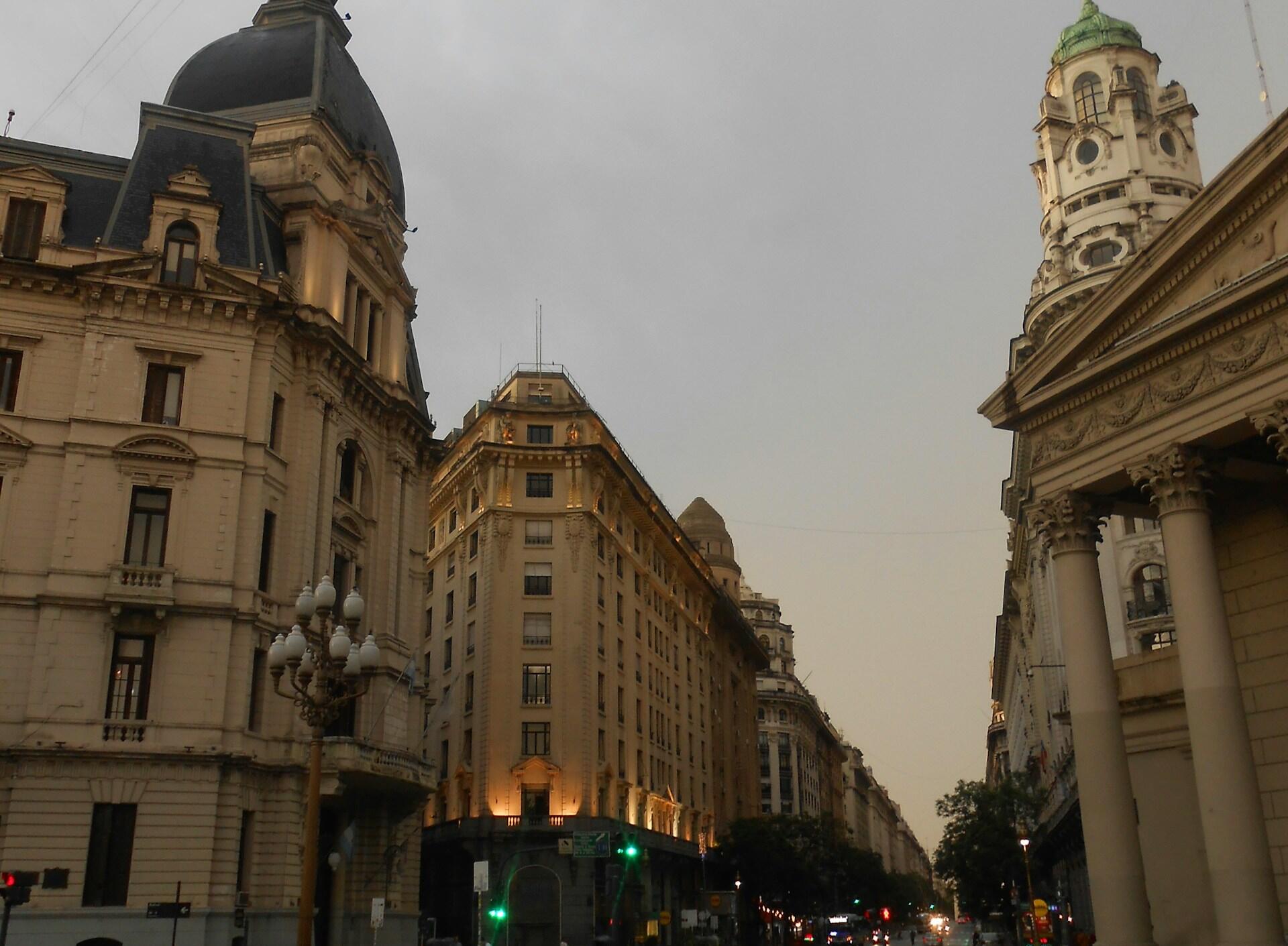 Fachada de edificios históricos con arquitectura colonial en Buenos Aires, reflejando el contexto de la época de San Martín, fotografía de halish.