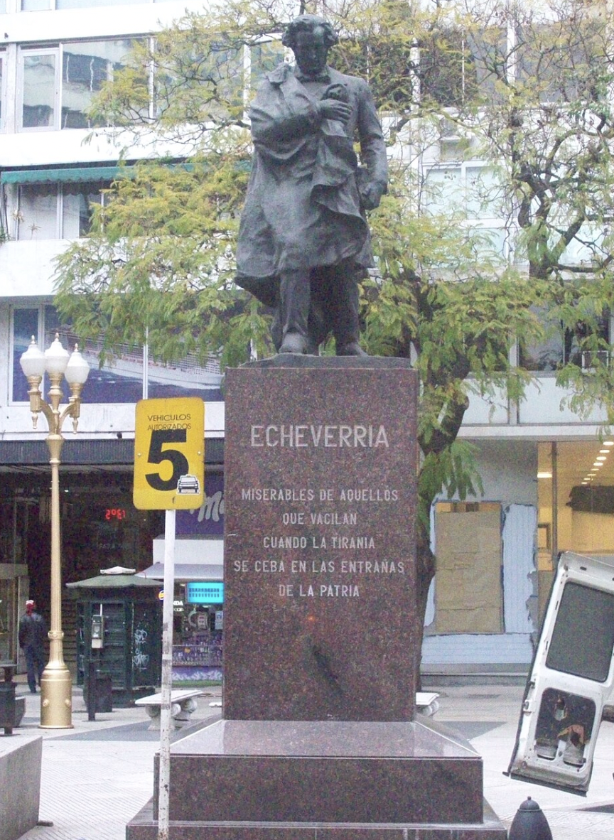 Monumento a Esteban Echeverría en Buenos Aires con una de sus frases célebres inscriptas en el pedestal. Fuente: Wikimedia Commons.