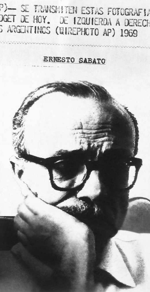 Fotografía en blanco y negro de Ernesto Sábato con anteojos y fumando en 1969, archivo fotográfico de prensa argentina