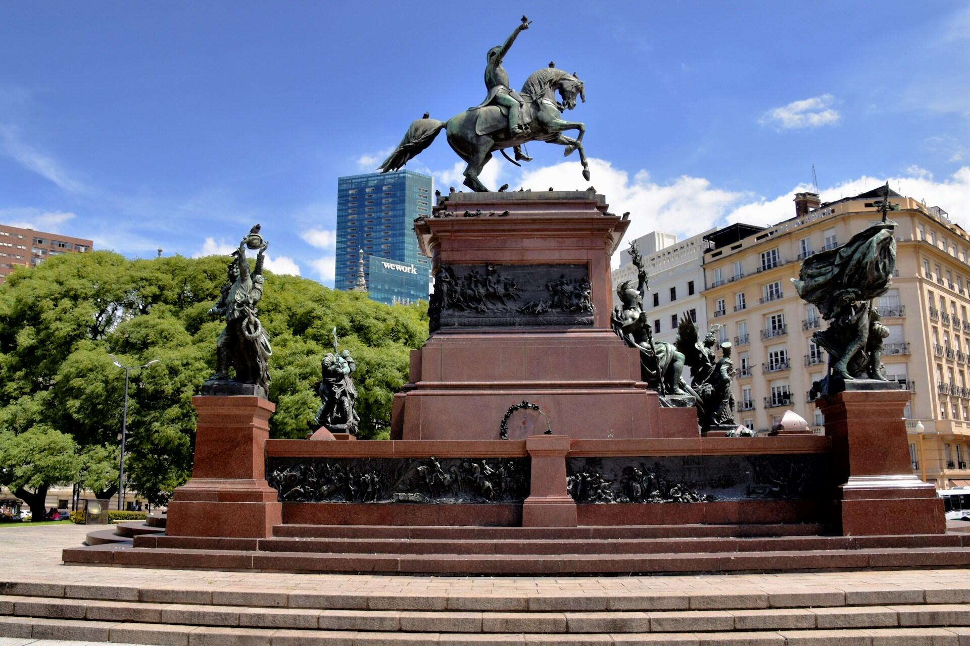 Estatua ecuestre del General San Martín en Buenos Aires, Argentina, representando su liderazgo en la independencia, foto de Jeffrey Eisen.