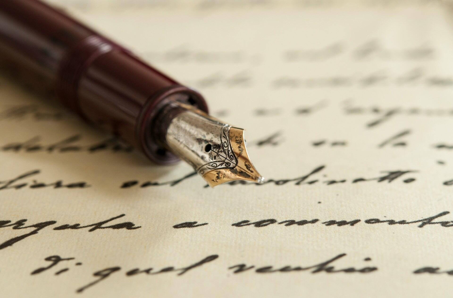 Pluma fuente sobre manuscrito antiguo simbolizando la falta de actas oficiales en la Entrevista de Guayaquil, fotografía de Digital Content Writers India.