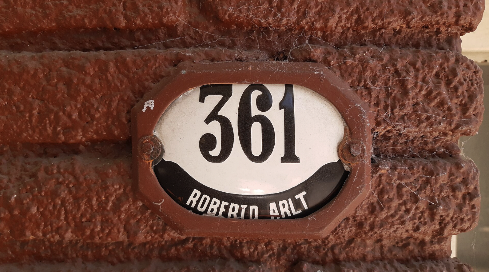 Placa conmemorativa número 361 con el nombre de Roberto Arlt en pared de ladrillo rojo en Buenos Aires, Argentina Fuente: Dominio público 