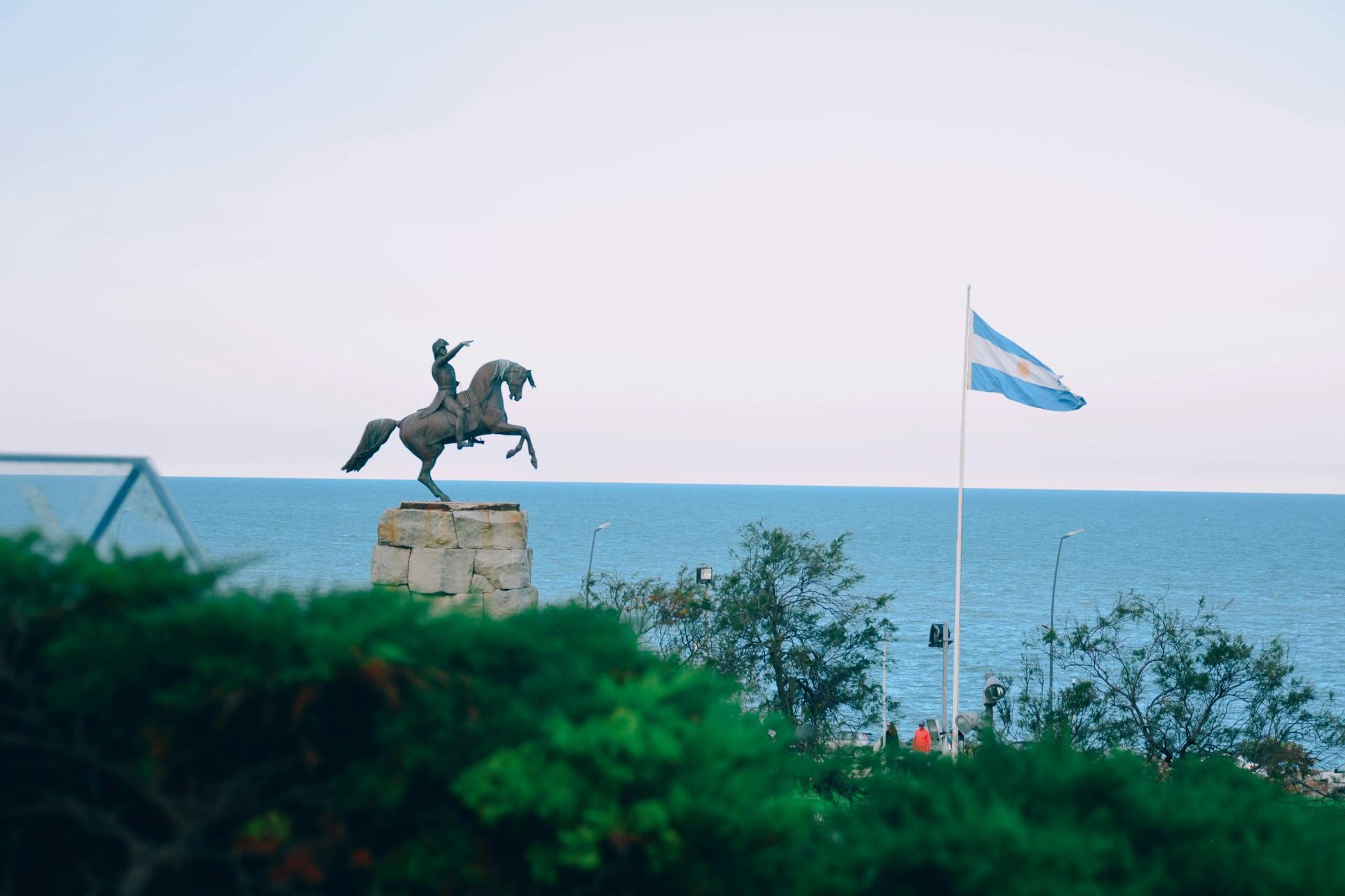 Monumento ecuestre de José de San Martín en una costa de Argentina frente al mar, capturado por Veronica Arias.