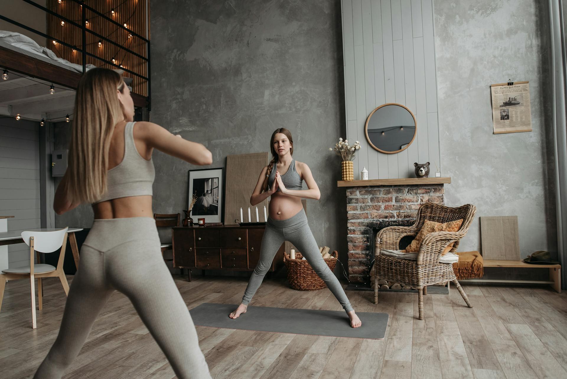 Mujeres haciendo yoga en el hogar.