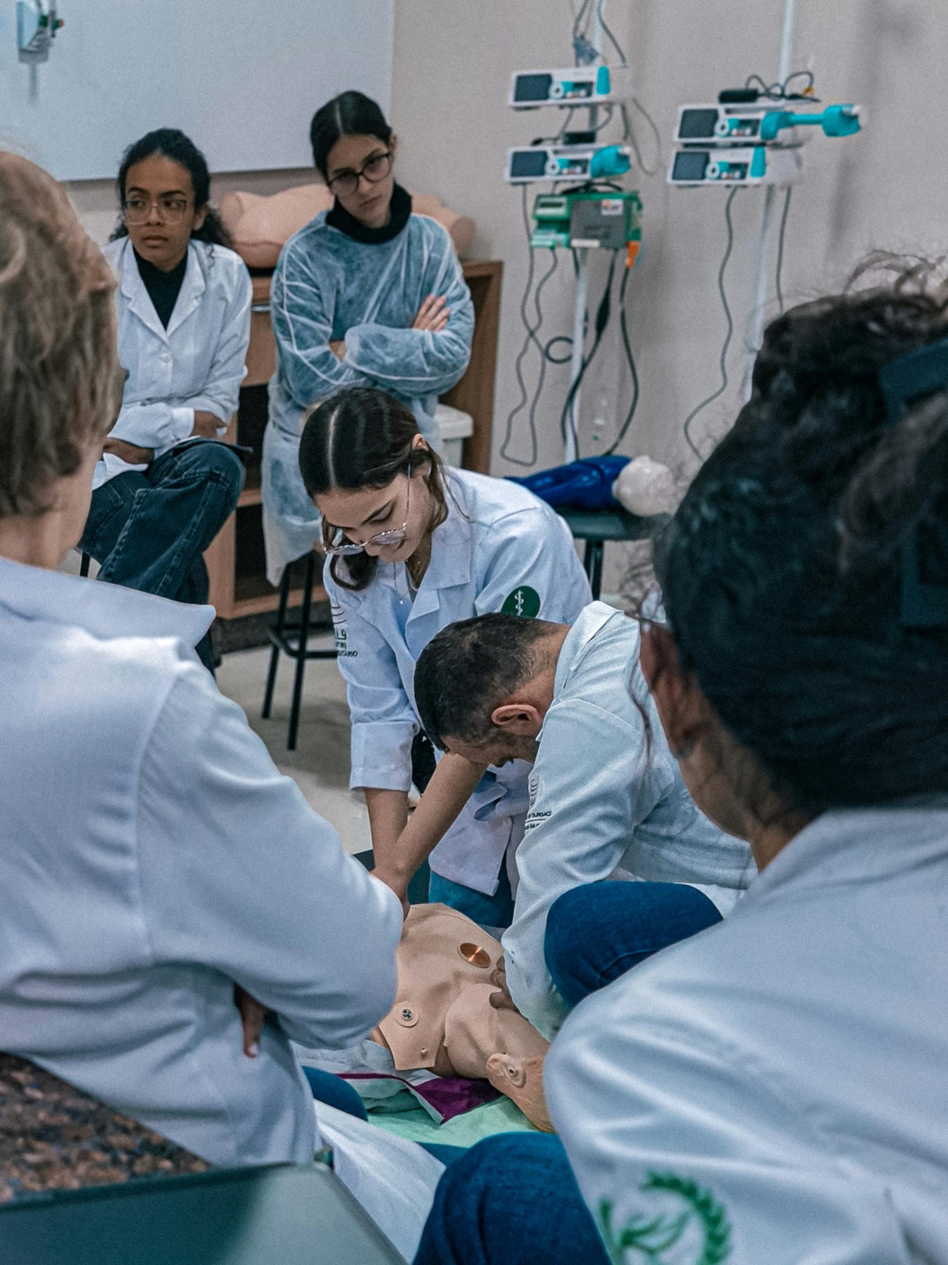 Grupo de médicos haciendo RCP.
