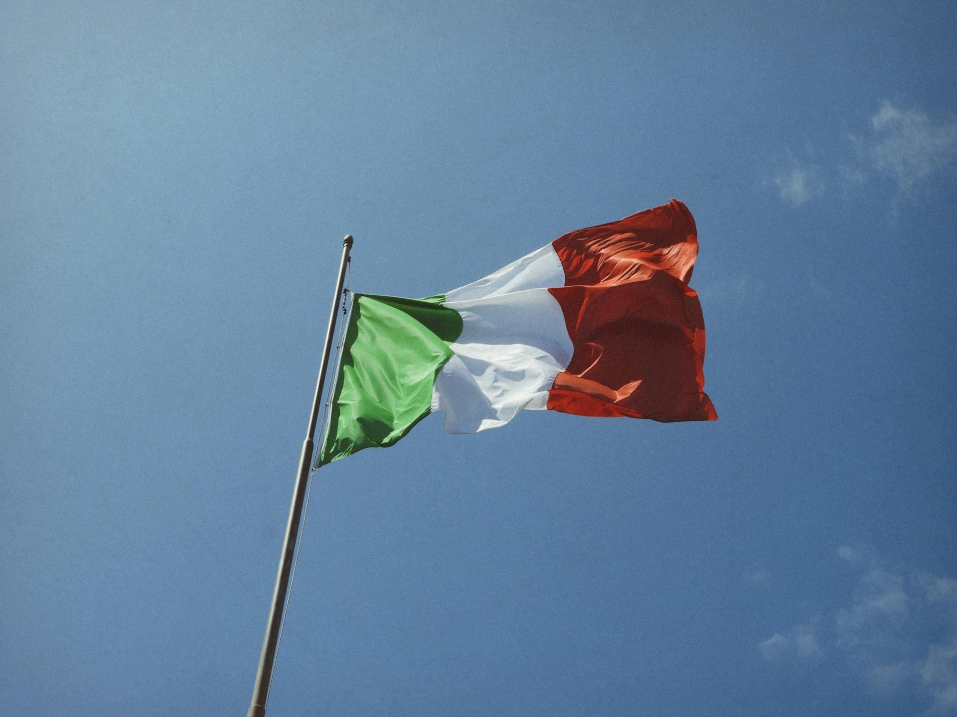 Bandera verde, blanca y roja flameando en el cielo celeste.