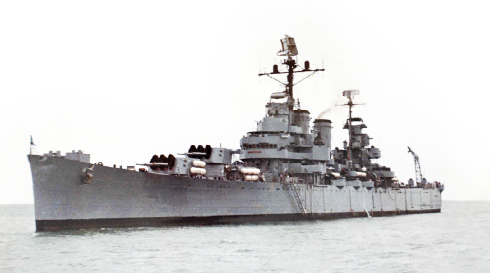 Crucero ARA General Belgrano navegando en el mar, que representa el gran homenaje histórico y naval de la nación al prócer. Fuente: Wikimedia Commons.