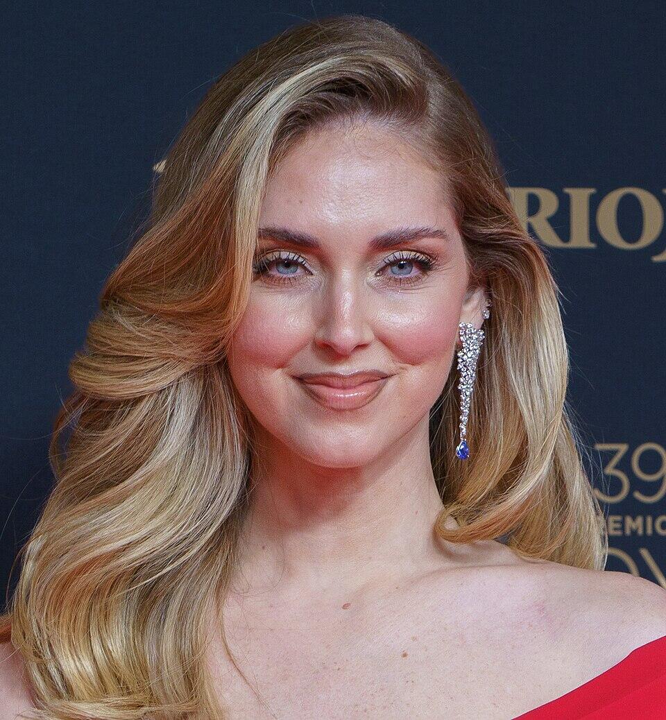 Mujer sonriente con aros brillantes.