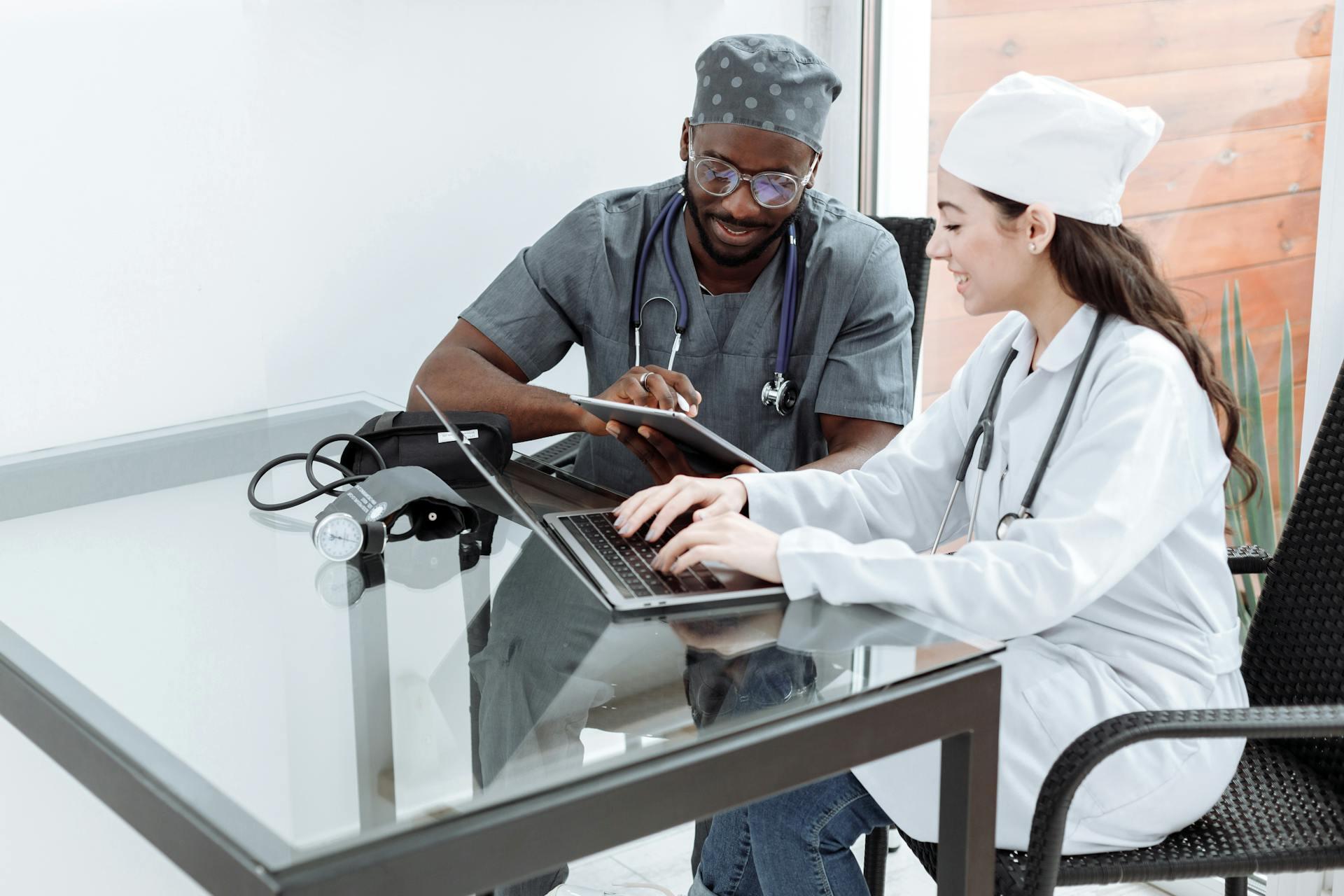 Medicos trabajando frente a la pc.