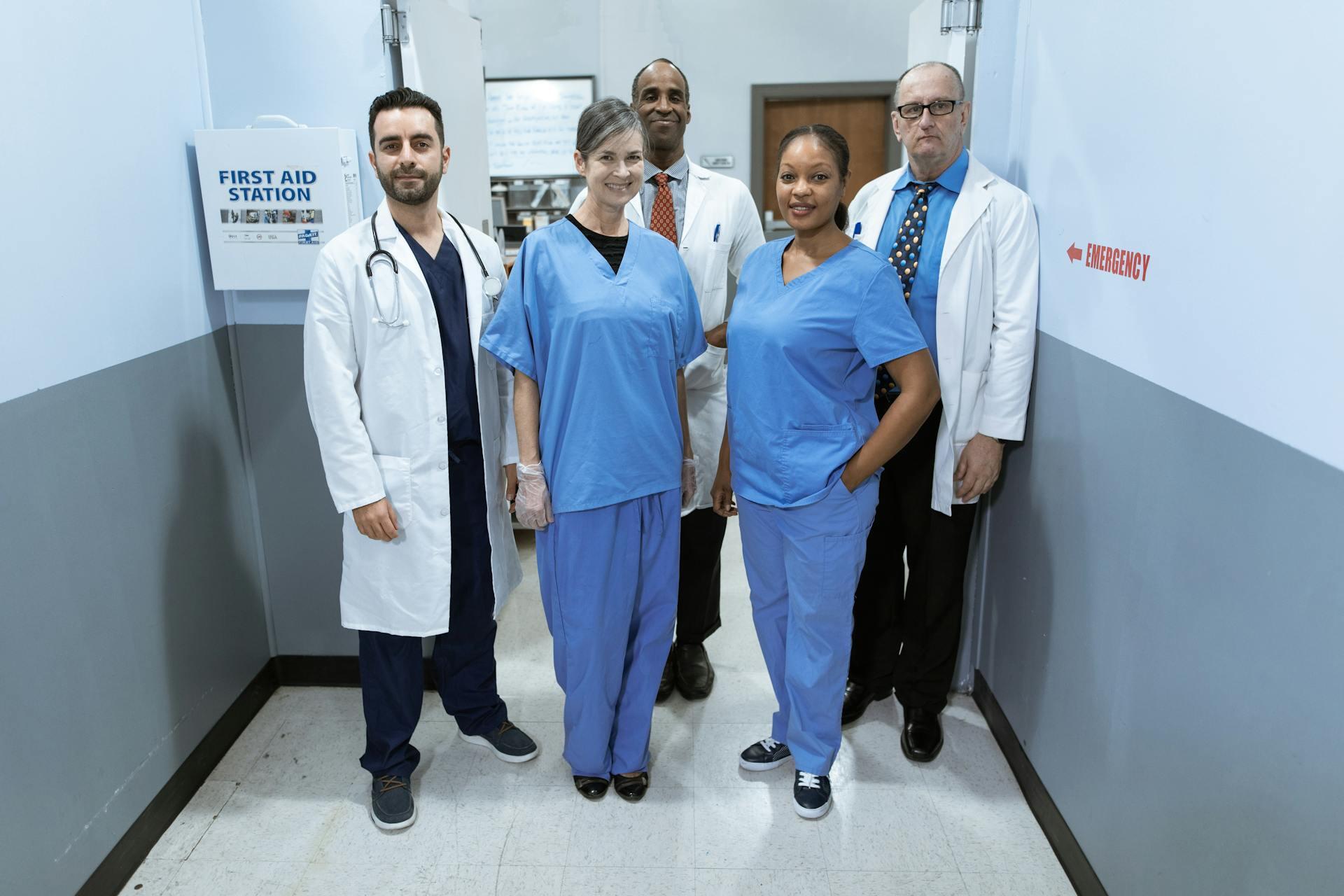 Grupo de médicos parados en el pasillo del hospital.