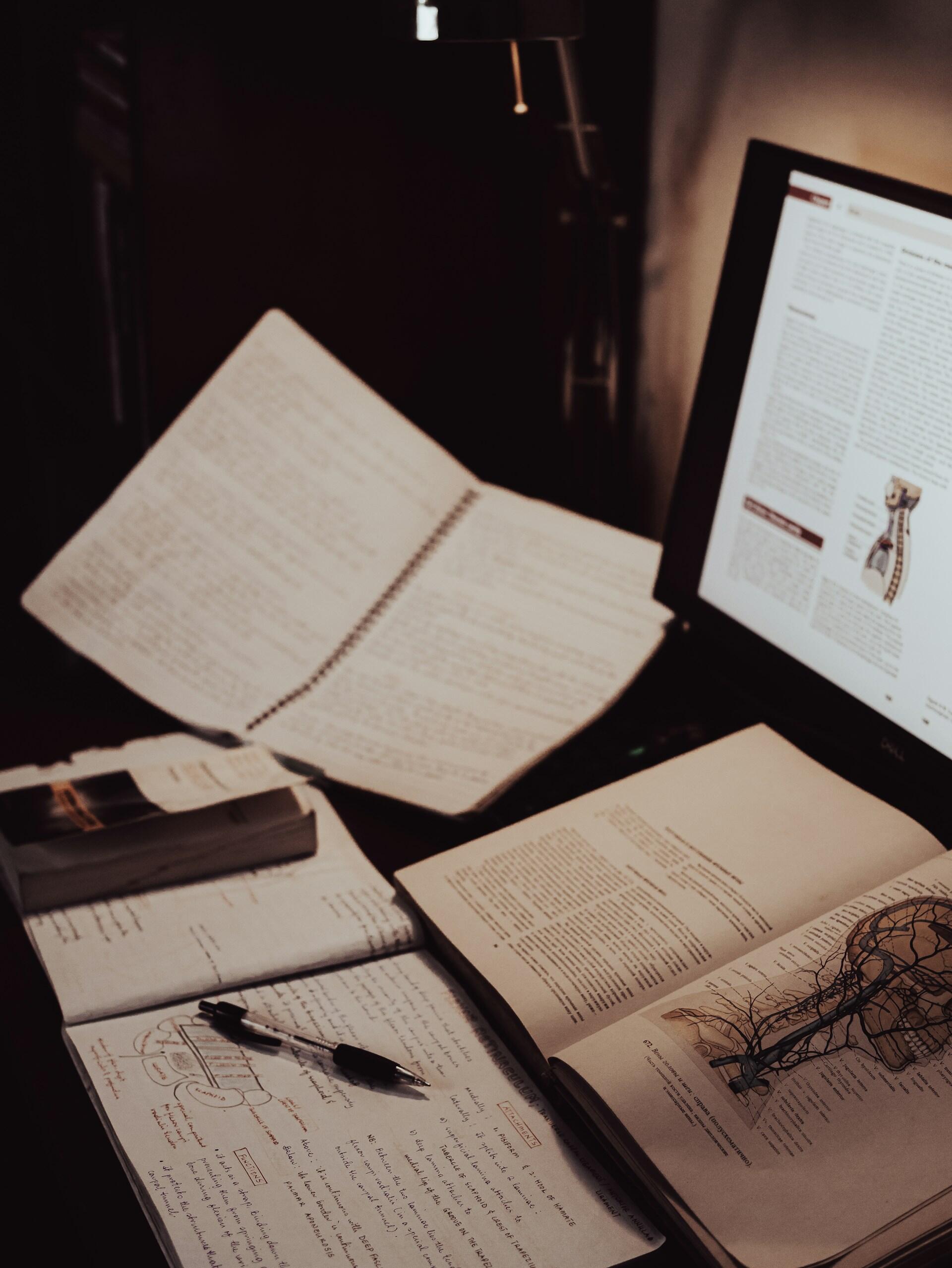 Escritorio con PC y textos de medicina.