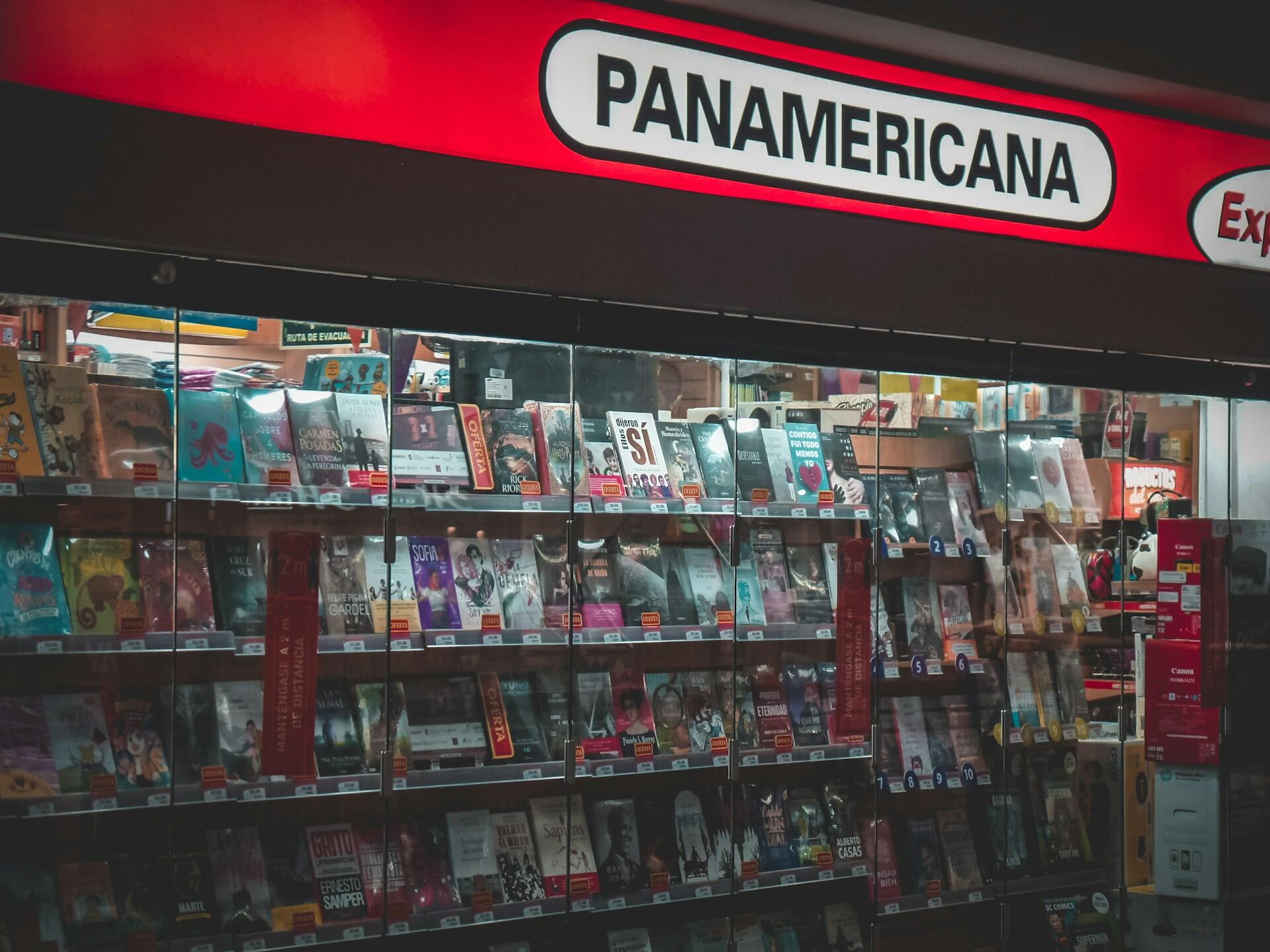 Vitrina de librería Panamericana mostrando libros de escritoras argentinas. Fotógrafo: Julian Vega (@street_master)