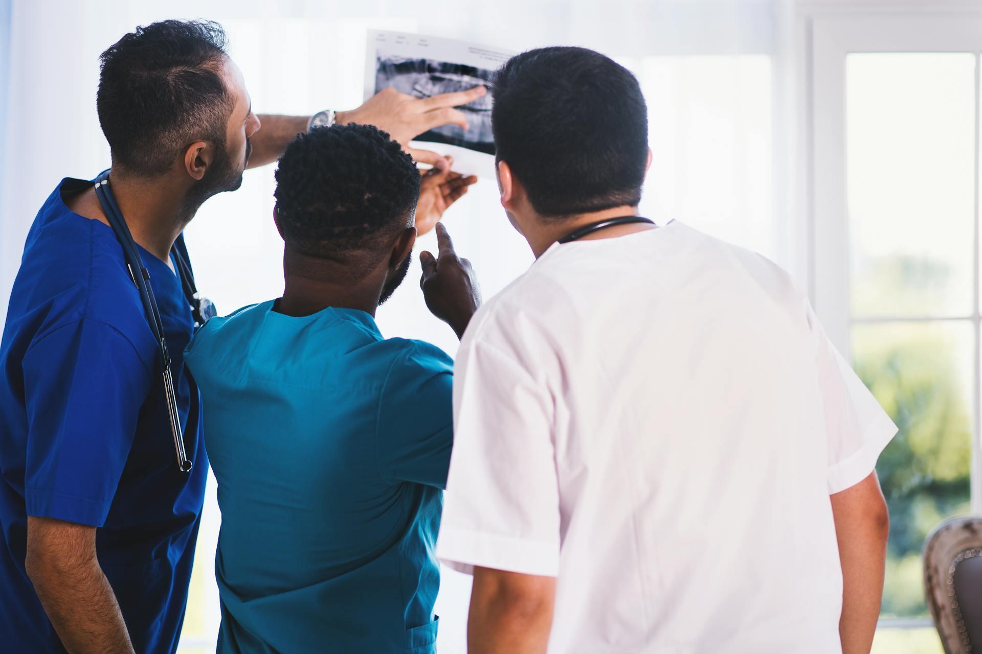 Médicos mirando radiografía.
