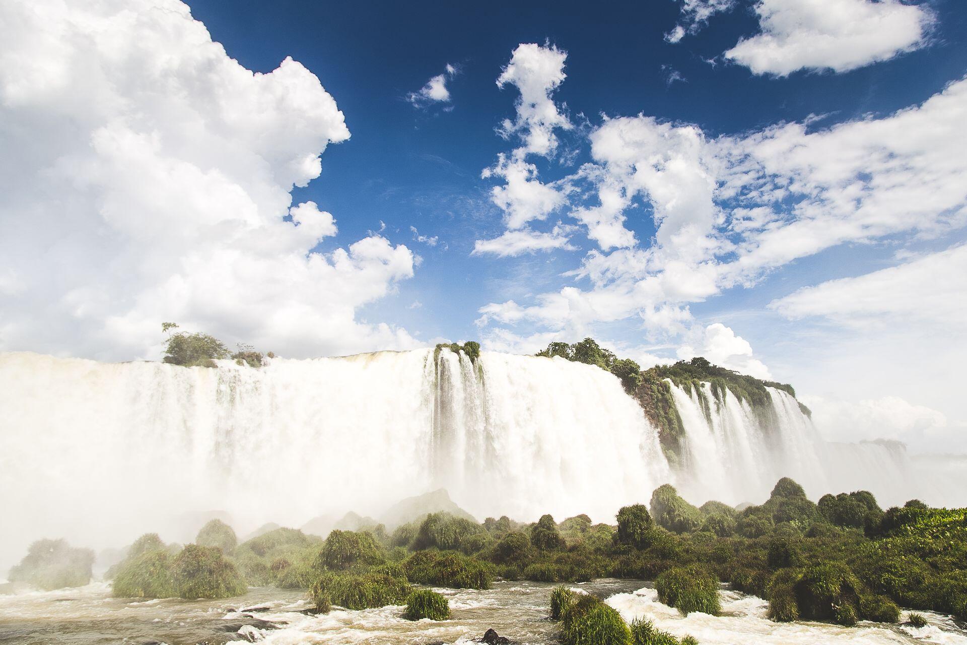 Foz do Iguaçu, Brasil. Vista de las Cataratas del Iguazú bajo el cielo nublado. Foto de Luis Poletti.