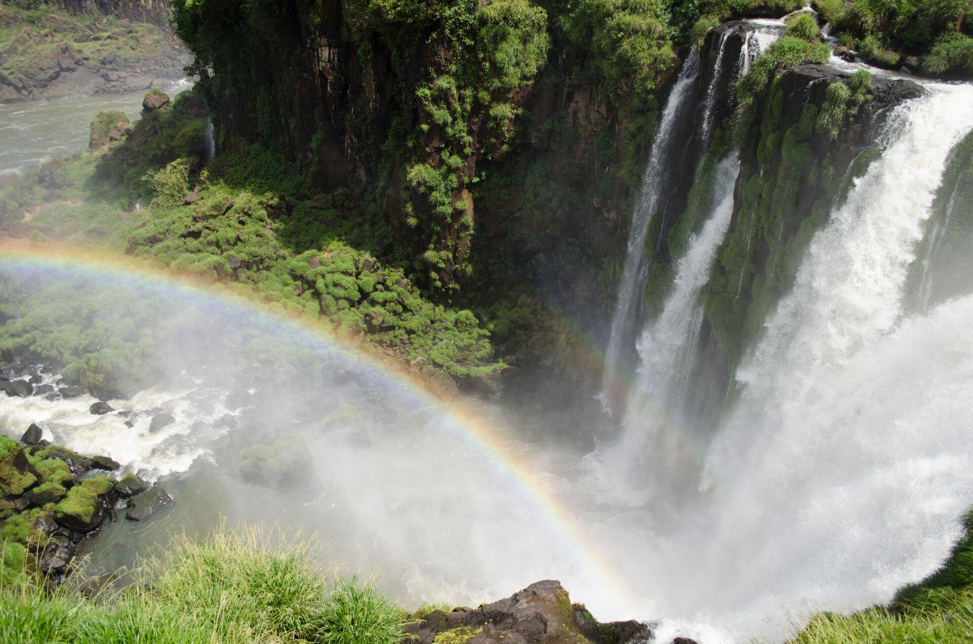 Salto de agua en las Cataratas del Iguazú con un arcoíris formado por la bruma y el sol. Fuente: Pamela Licropani via Pexels.