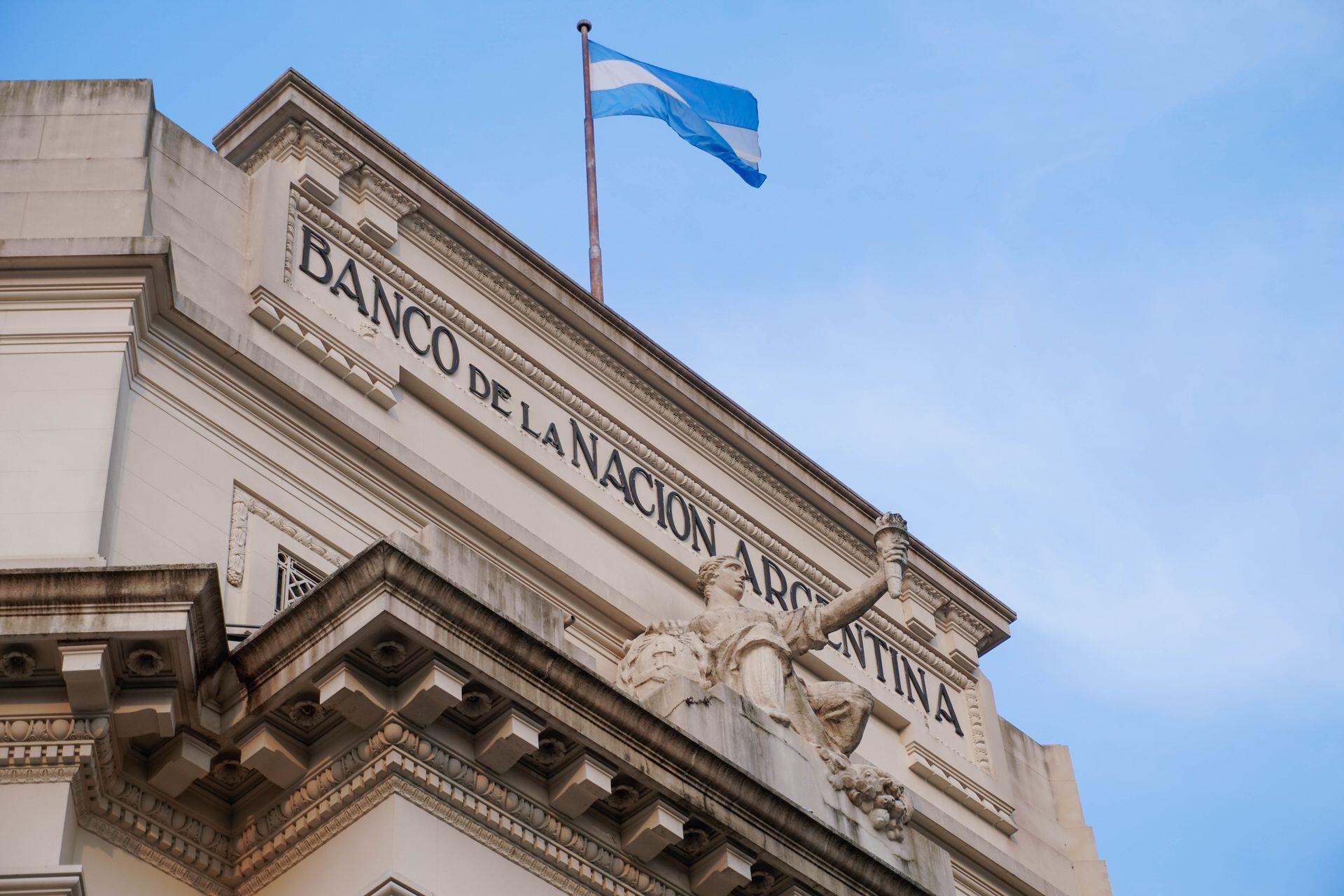 Concordia, Entre Ríos, Argentina, fachada del Banco de la Nación Argentina con la bandera nacional, Martin.que.