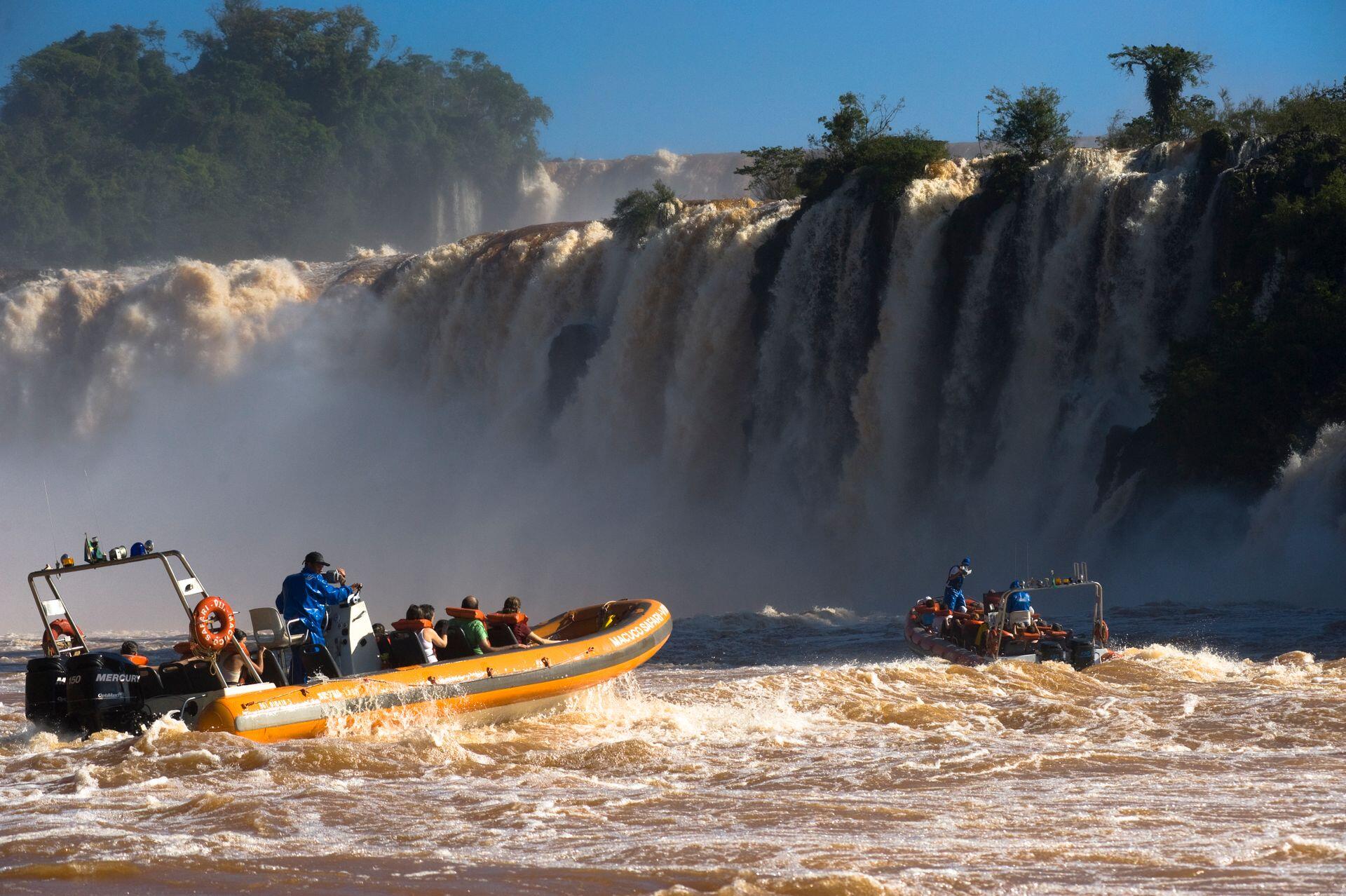 Río Iguazú, Brasil. Gomones de la excursión náutica navegando cerca de los saltos. Foto: tommy picone.