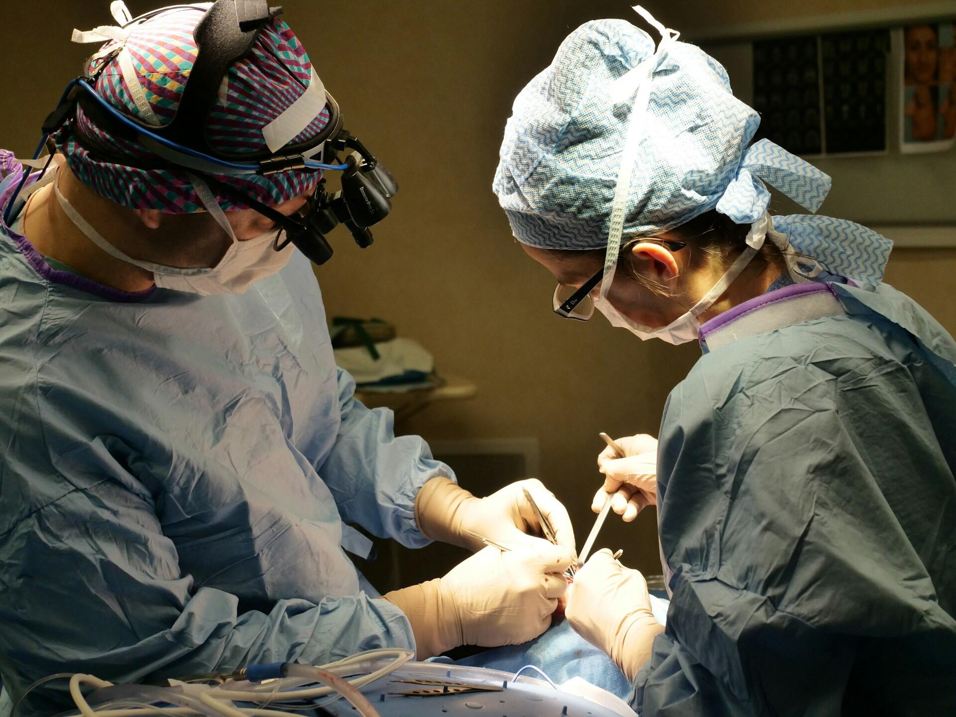 Quirófano de hospital, dos cirujanos realizando una intervención de alta precisión con instrumental quirúrgico. Fuente: Pixabay.